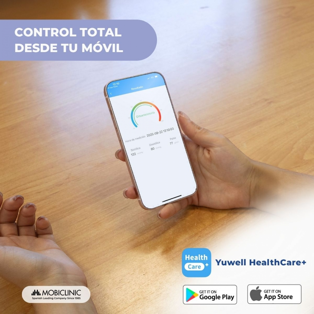 Una mano sosteniendo un teléfono con lecturas de presión arterial. El texto superior dice 'Control Total Desde Tu Movil'. Marcas visibles.