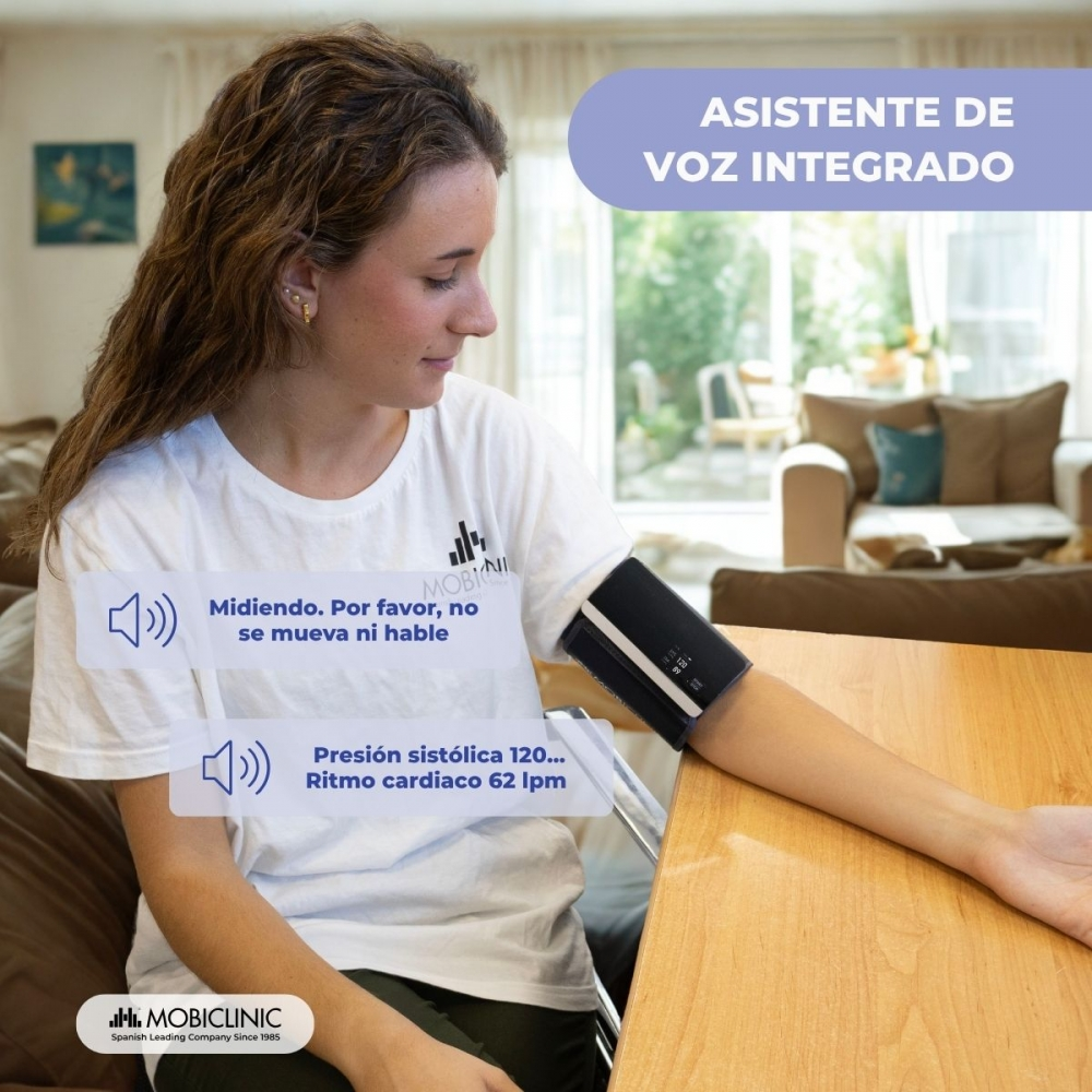 Una mujer usa un monitor de presión arterial. Burbujas de texto muestran 'Midiendo' y lecturas de presión arterial. El fondo muestra un salón.
