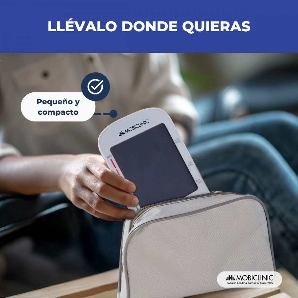 Una persona mete un pequeño monitor de presión arterial en una bolsa. El texto dice: Llevalo donde quieras, Pequeño y compacto.
