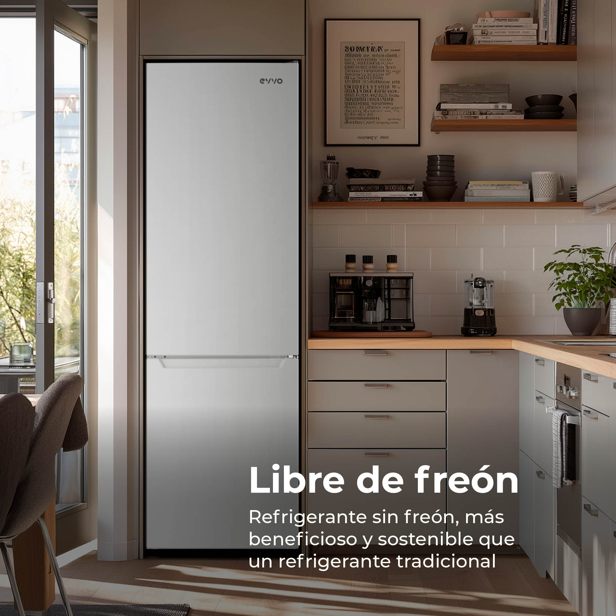 Una cocina moderna con refrigerador, estantes con objetos y gabinetes. El texto inferior dice 'Libre de freón'.