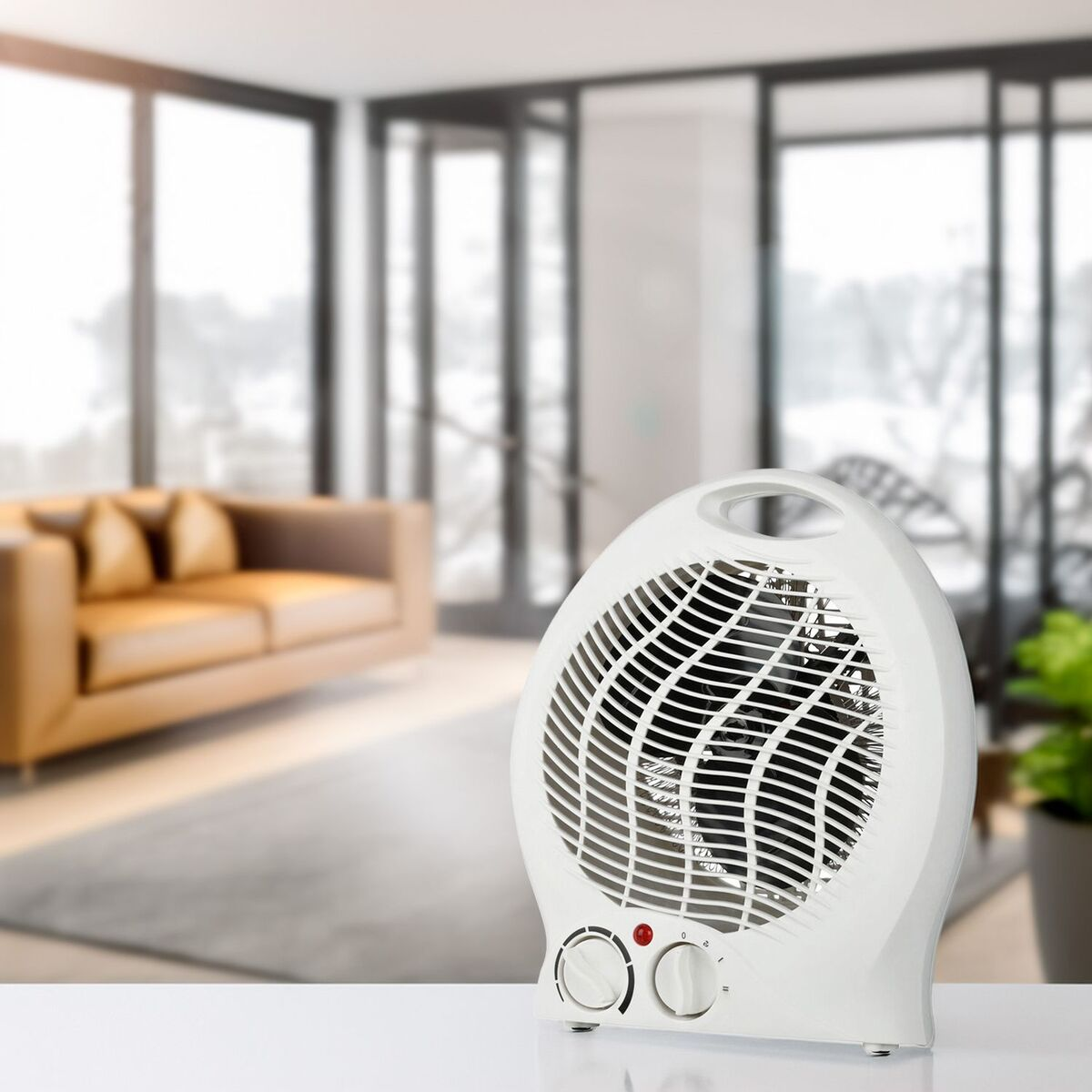 Un ventilador eléctrico blanco sobre una mesa blanca. Un sofá marrón y una ventana con vista nevada al fondo.