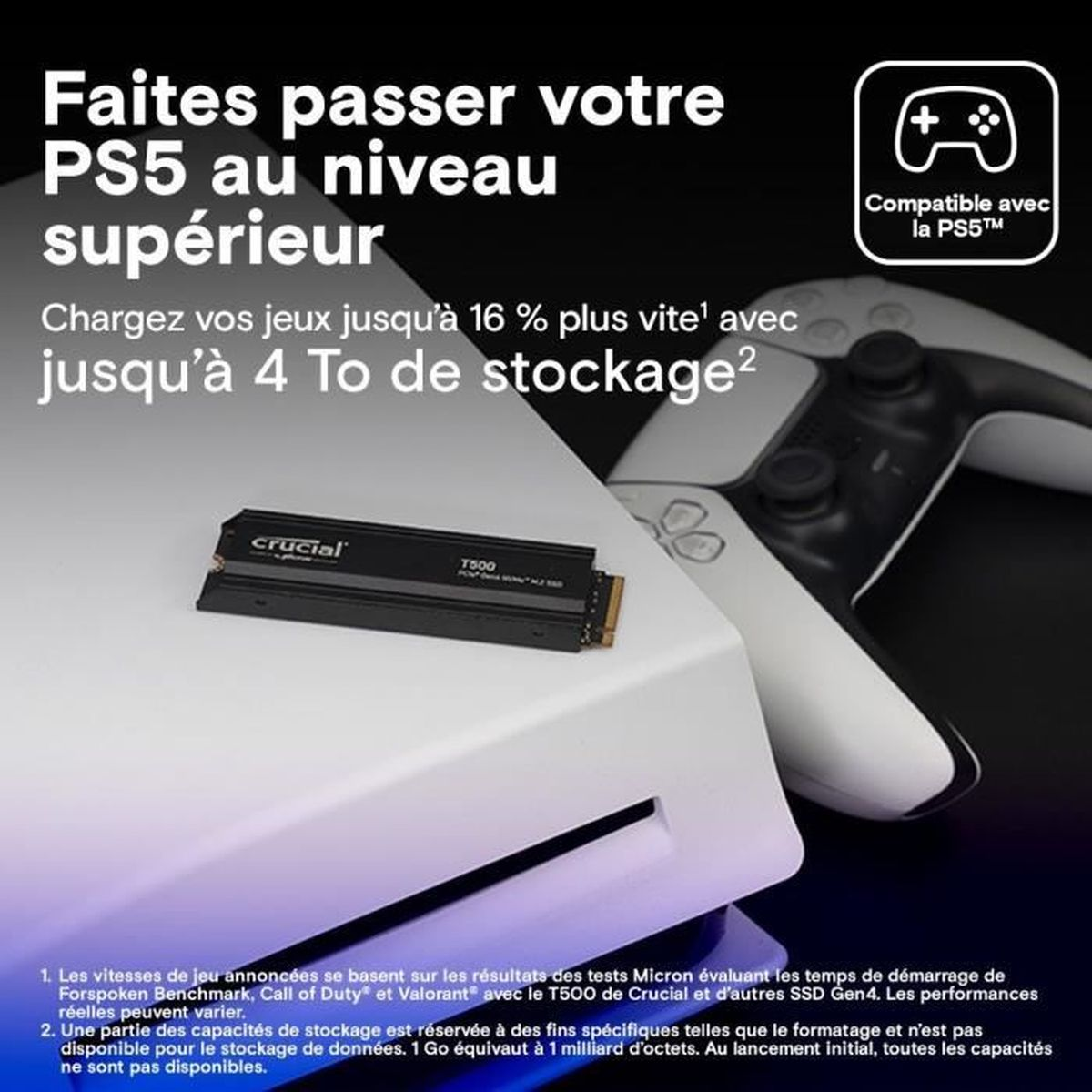 Annuncio per un SSD Crucial T500. Sono mostrati una console PS5 e un controller, con testo che promuove un caricamento più veloce del gioco.