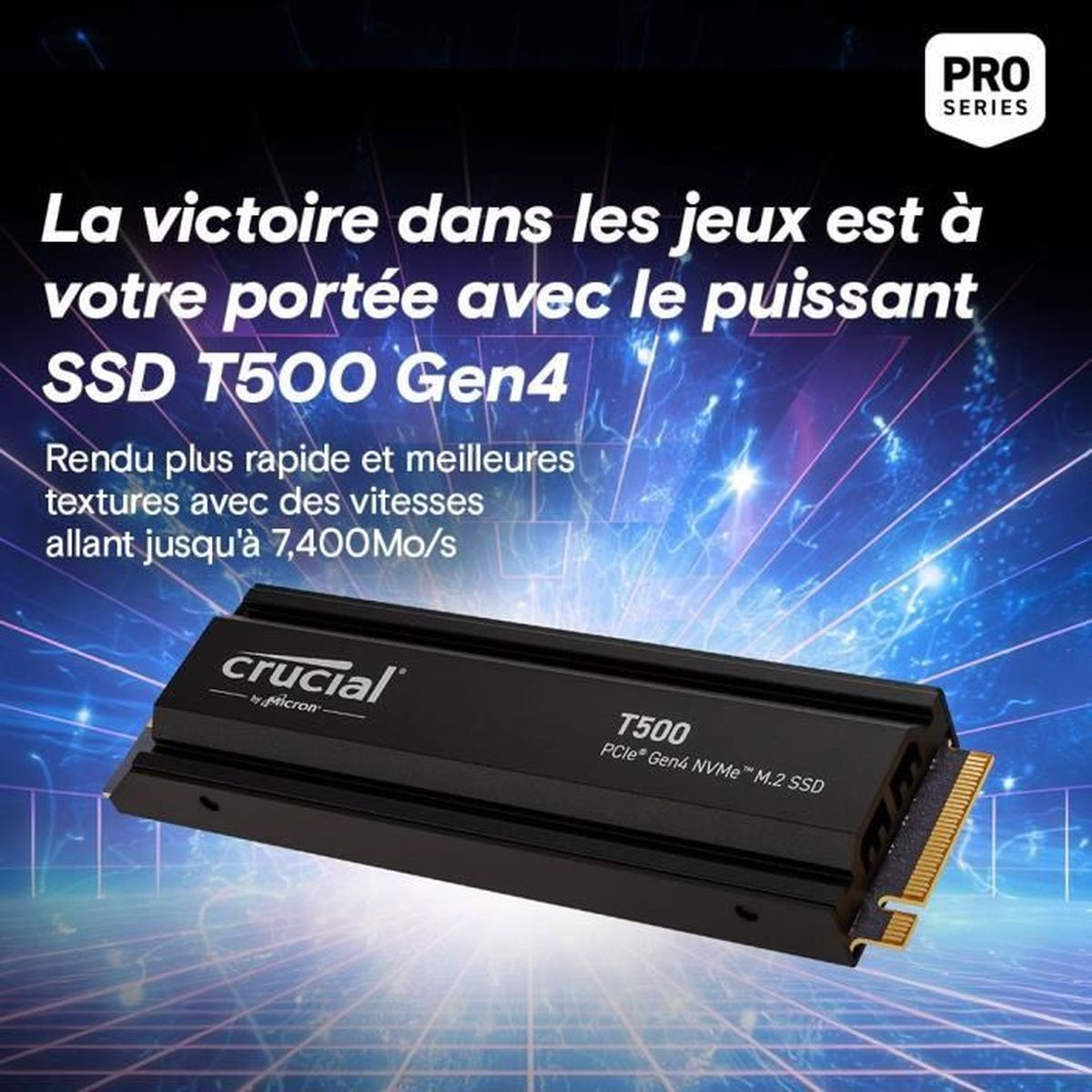 Una pubblicità per un SSD Crucial T500 PCIe Gen4 NVMe M.2. Il testo dice che la vittoria nel gioco è a portata di mano. Lo sfondo è blu con luci.