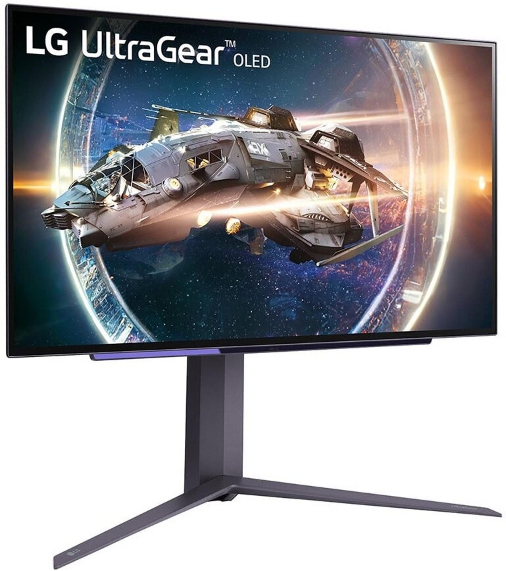 LG UltraGear OLED-Monitor. Ein Raumschiff fliegt im Weltraum. Der Monitor steht auf einem Ständer.