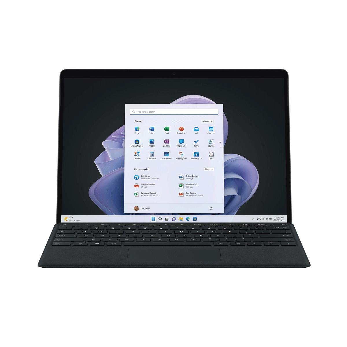 Un laptop su una superficie bianca, che mostra il menu Start di Windows 11. La tastiera è nera.