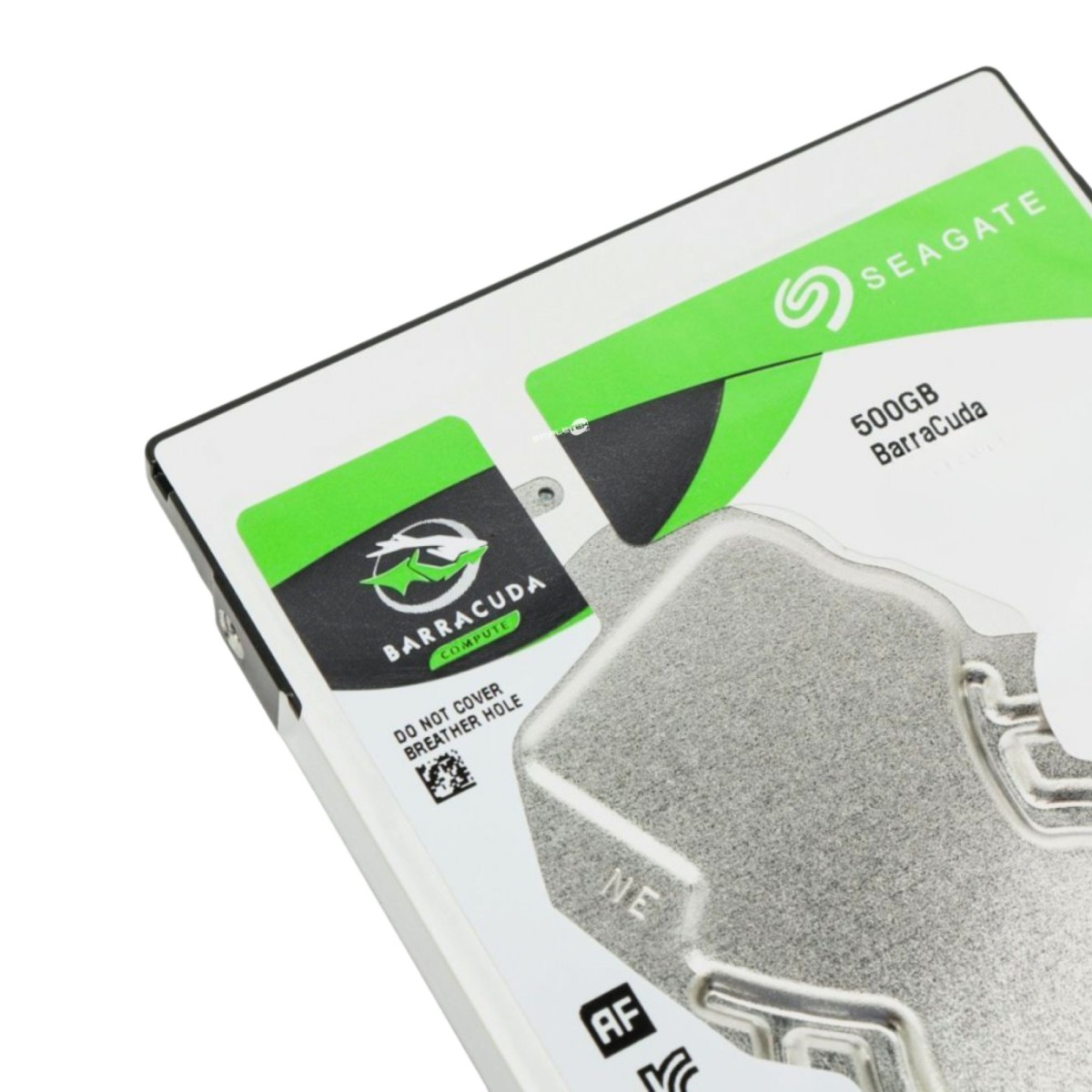 Dysk twardy Seagate Barracuda 500GB. Białe, zielone i czarne etykiety. Dysk jest srebrny. Tekst zawiera 'Barracuda' i 'Seagate'.