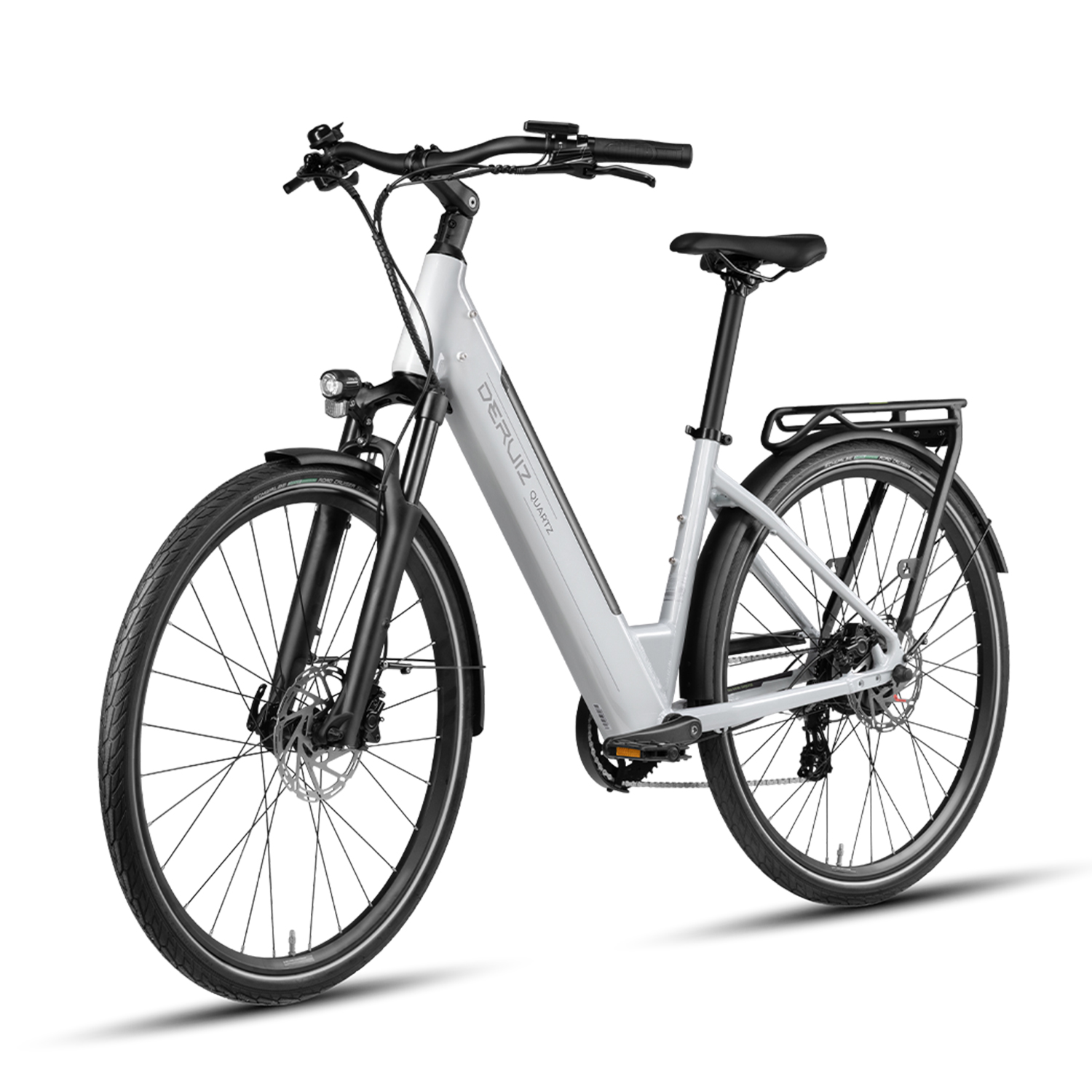 Ein graues Elektrofahrrad von Deruiz Quartz ist auf weißem Hintergrund abgebildet. Es hat schwarze Reifen, einen schwarzen Sitz und einen Gepäckträger.