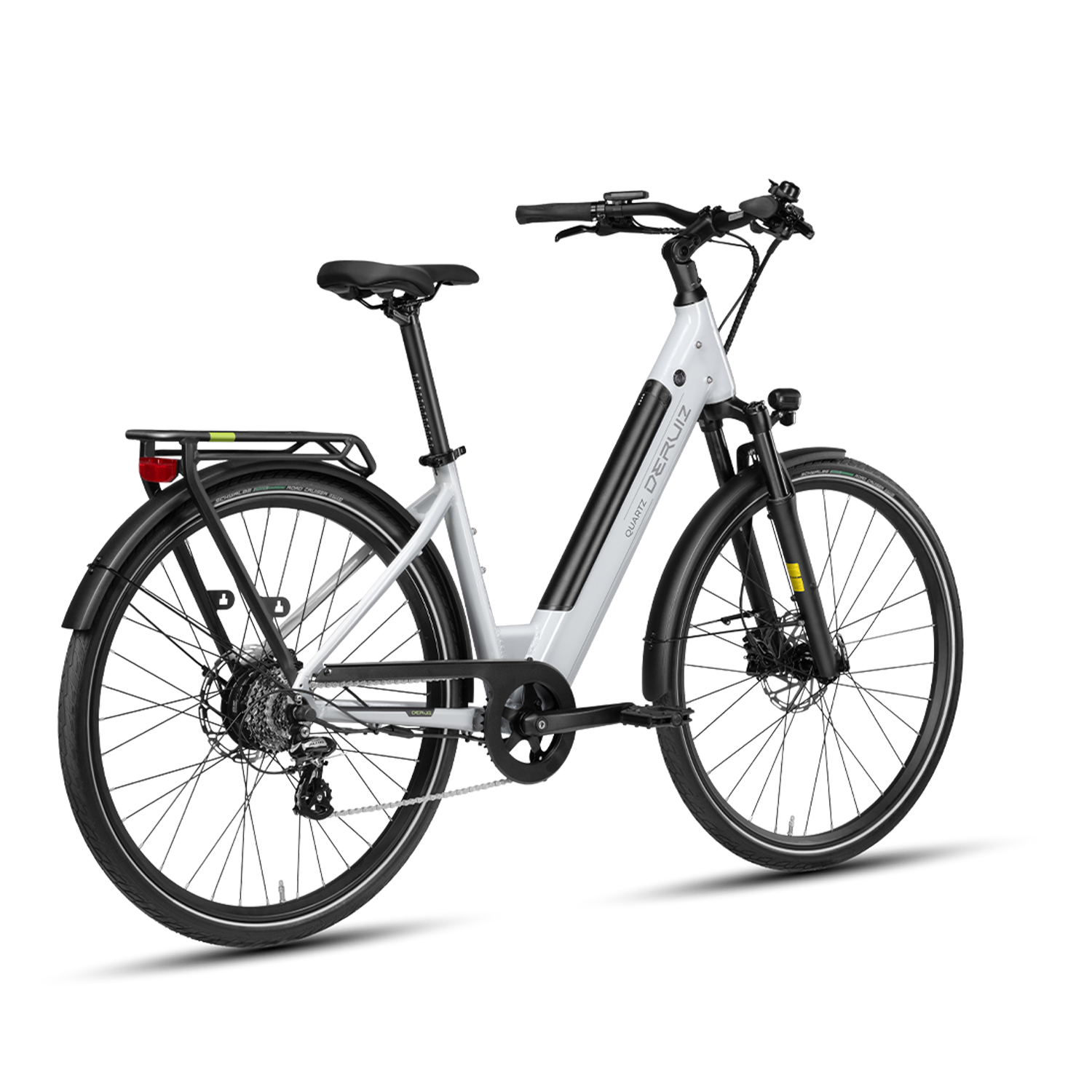 Ein weißes und schwarzes Elektrofahrrad wird ausgestellt, mit sichtbaren Rädern, Rahmen, Sitz und Lenker. Es befindet sich vor weißem Hintergrund.