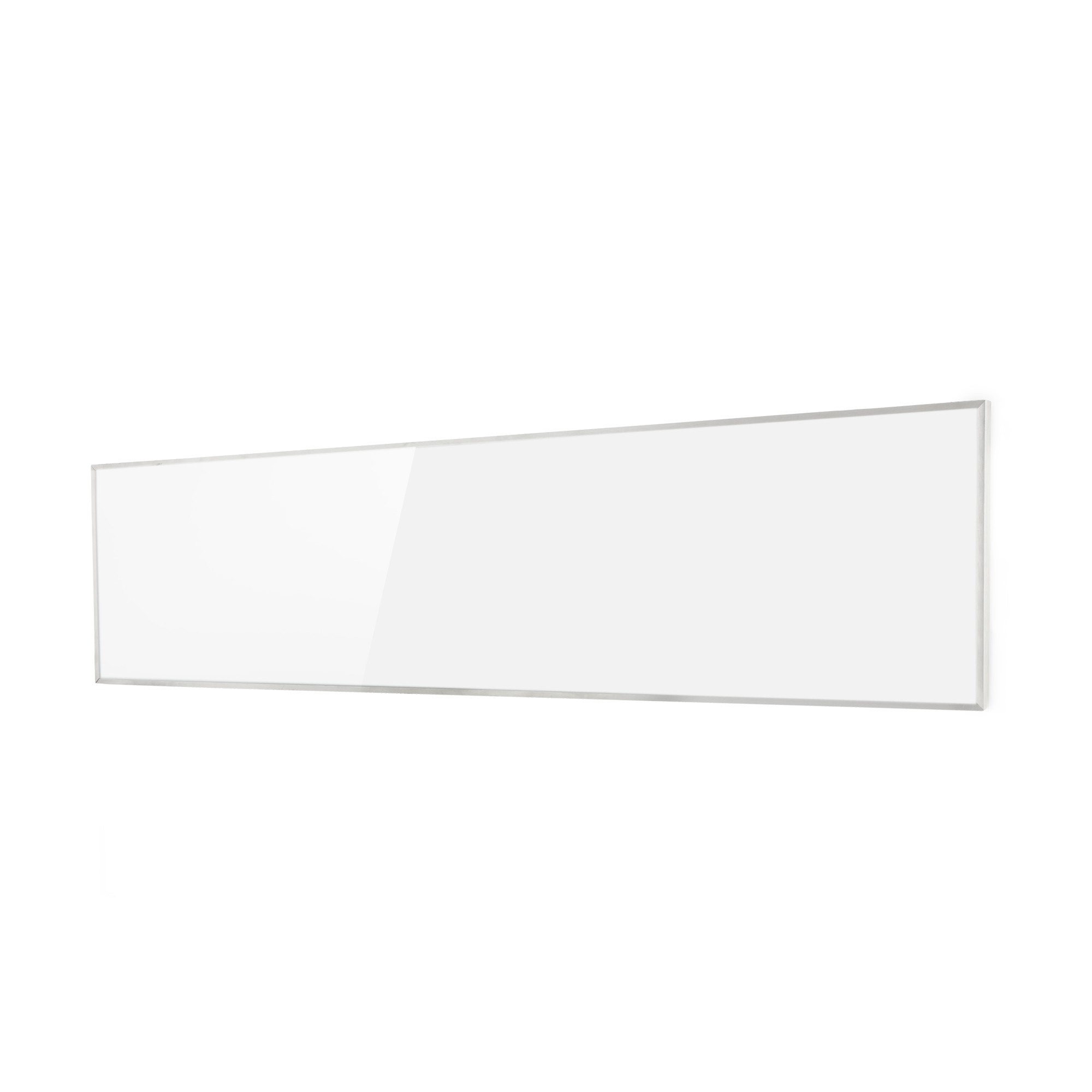 Una pizarra rectangular blanca con un marco plateado fino, aislada sobre un fondo blanco.