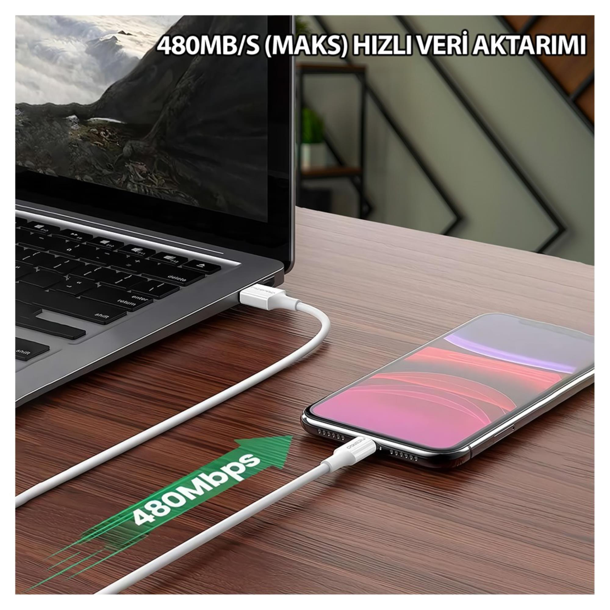 Beyaz kablo ile bağlı dizüstü bilgisayar ve telefon, 480Mbps veri aktarımı. Ahşap masa arka planı.