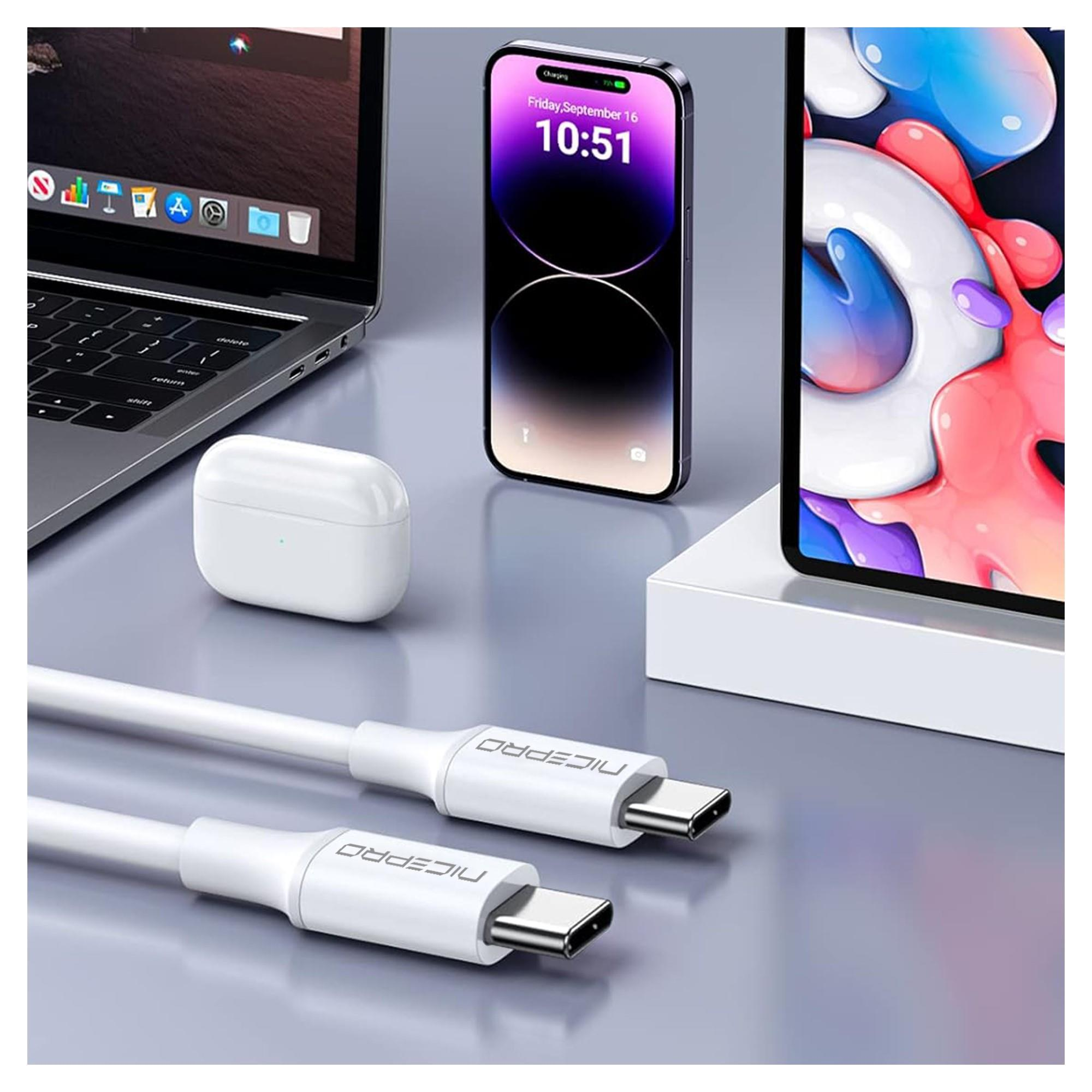 Açık gri bir yüzeyde bir dizüstü bilgisayar, telefon, tablet, beyaz kulaklık kutusu ve iki beyaz şarj kablosu.