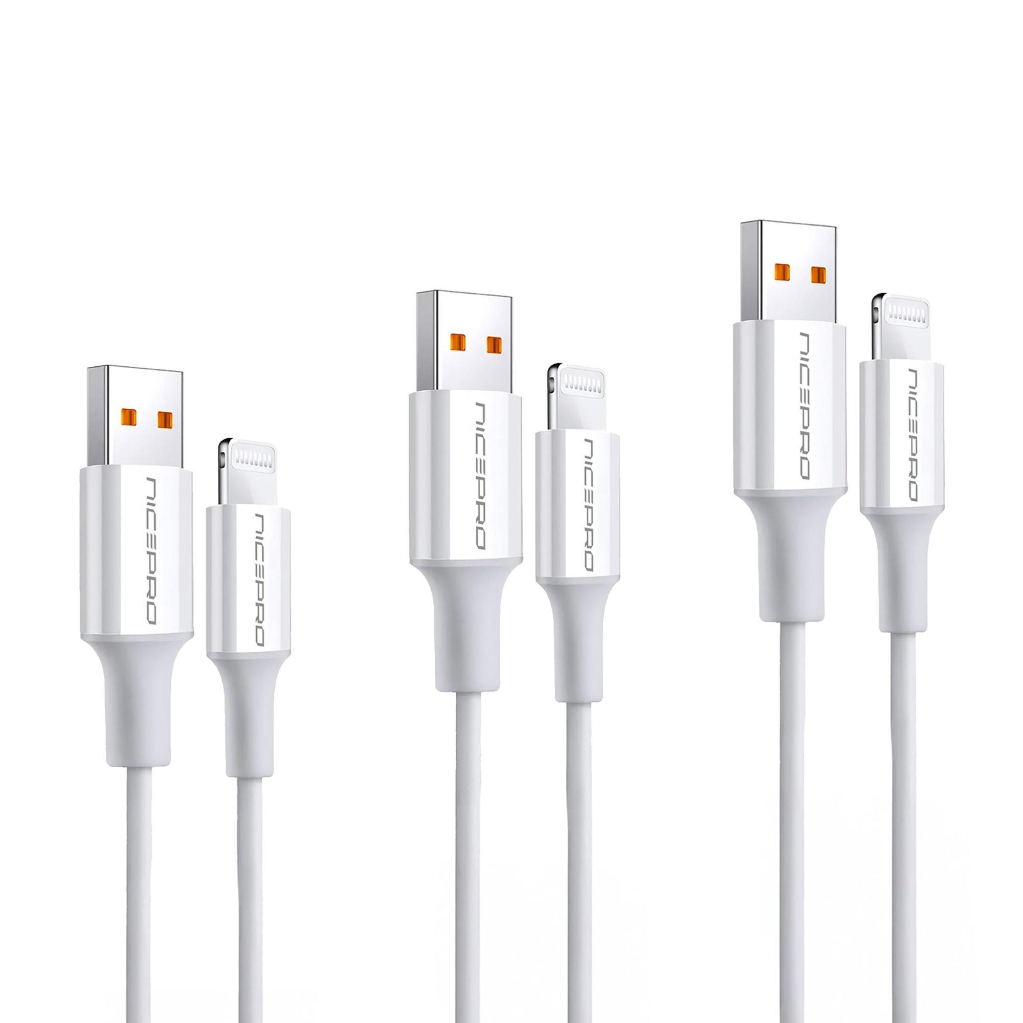 Üç beyaz USB şarj kablosu. Her birinde bir USB ve bir Lightning konnektörü bulunur. Marka adı her kabloda görünür.