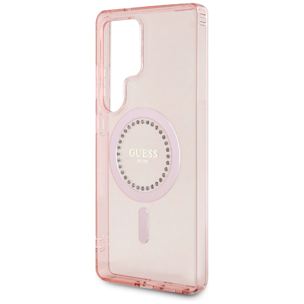 Eine rosa Guess-Handyhülle. Sie hat ein rundes Emblem mit dem Guess-Logo und kleinen Edelsteinen. Die Hülle ist transparent.