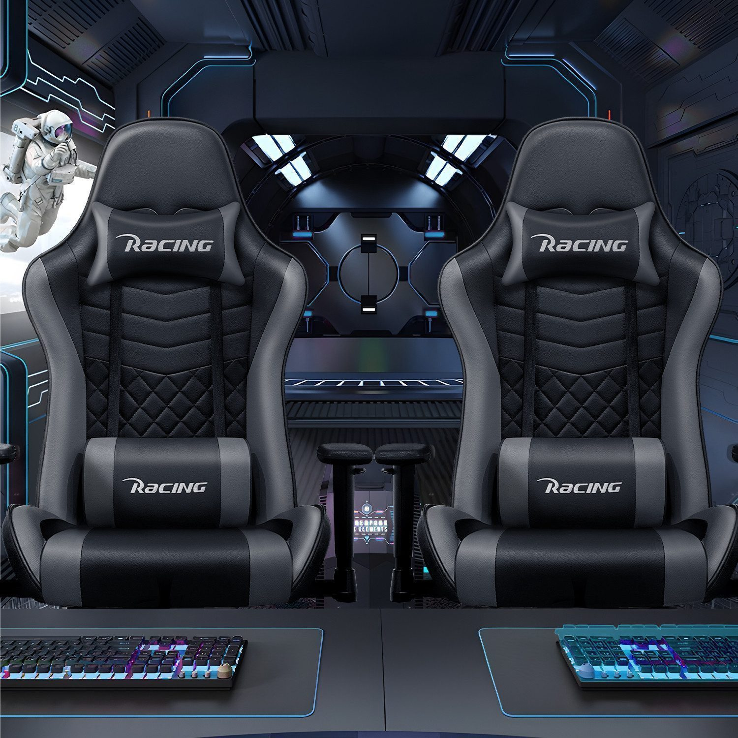 Zwei Gaming-Stühle mit 'Racing'-Logos, Tastaturen und ein Raumstationshintergrund mit einem Astronauten.