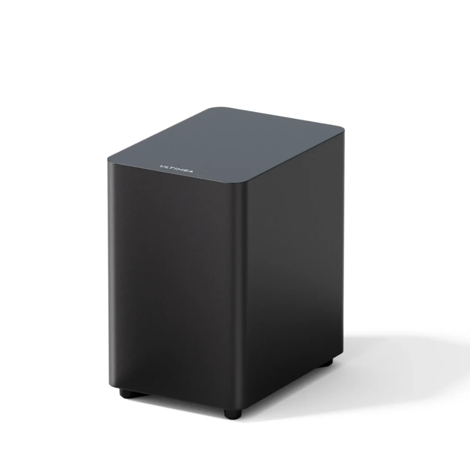 Een zwarte rechthoekige subwoofer met afgeronde hoeken op een witte achtergrond. De merknaam is bovenop zichtbaar.