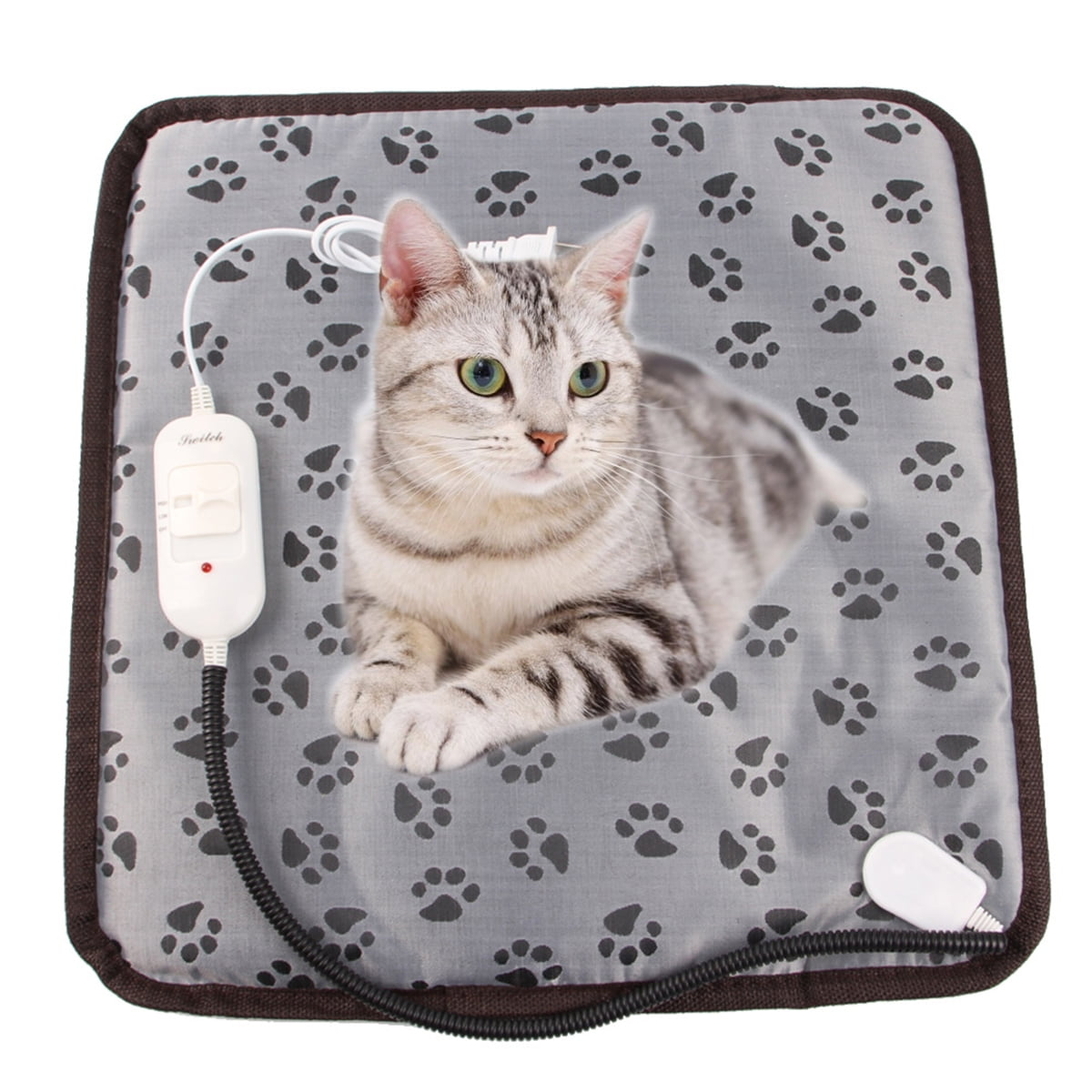 Eine graue getigerte Katze liegt auf einem beheizten Pad mit Pfotenabdruckmuster. Ein weißer Controller ist befestigt. Brauner Rand umgibt das Pad.