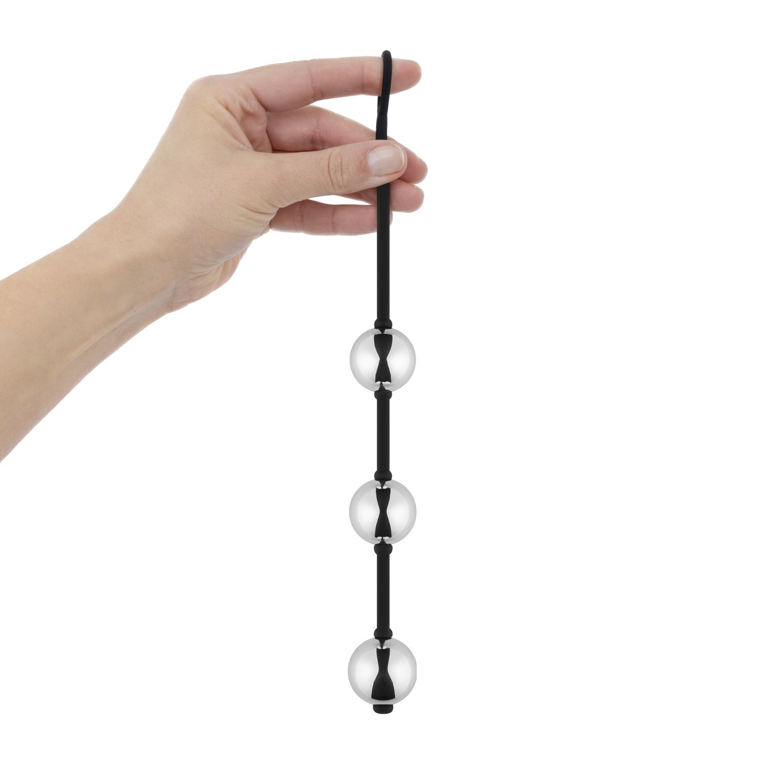 Hand hält eine schwarze Schnur mit drei durchsichtigen Kugeln. Jede Kugel hat eine schwarze Fliegenform. Weißer Hintergrund.