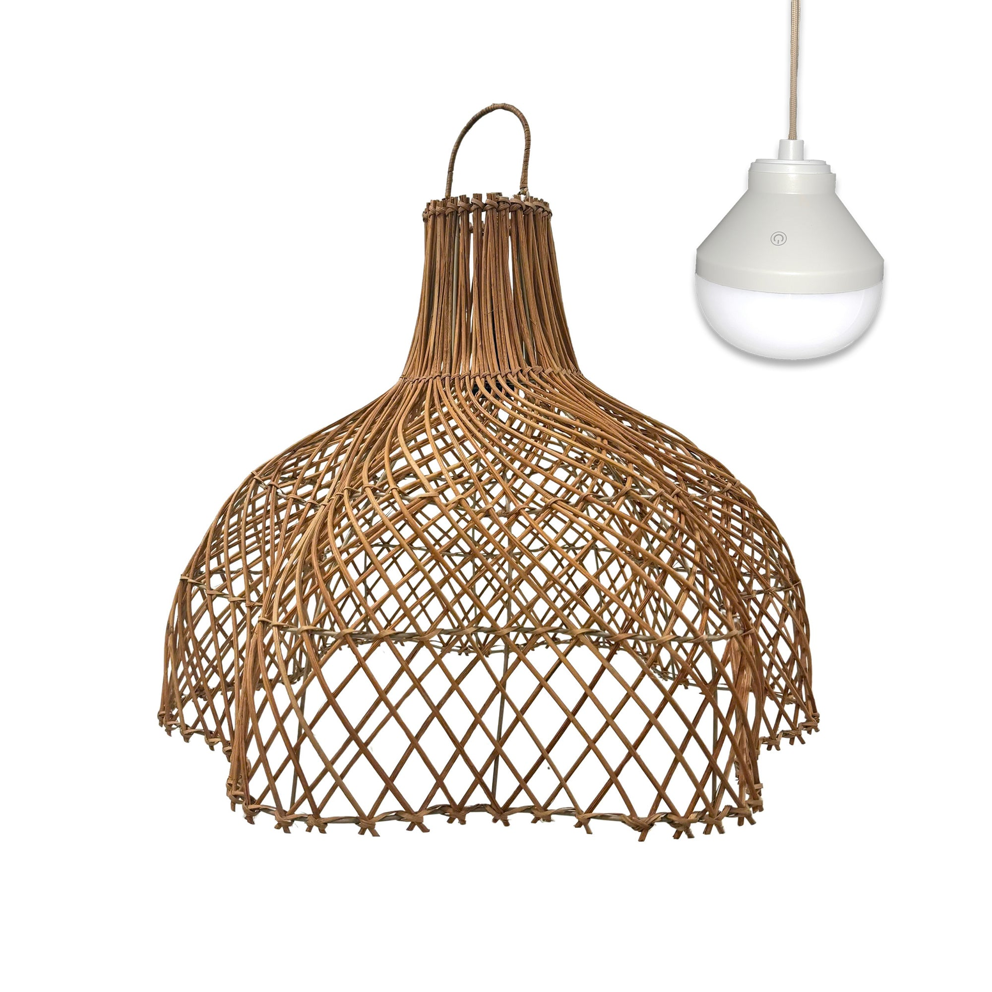 Ein gewebter Lampenschirm aus Rattan mit einer hängenden Glühbirne. Der Lampenschirm ist braun und glockenförmig. Das Licht ist weiß und modern.