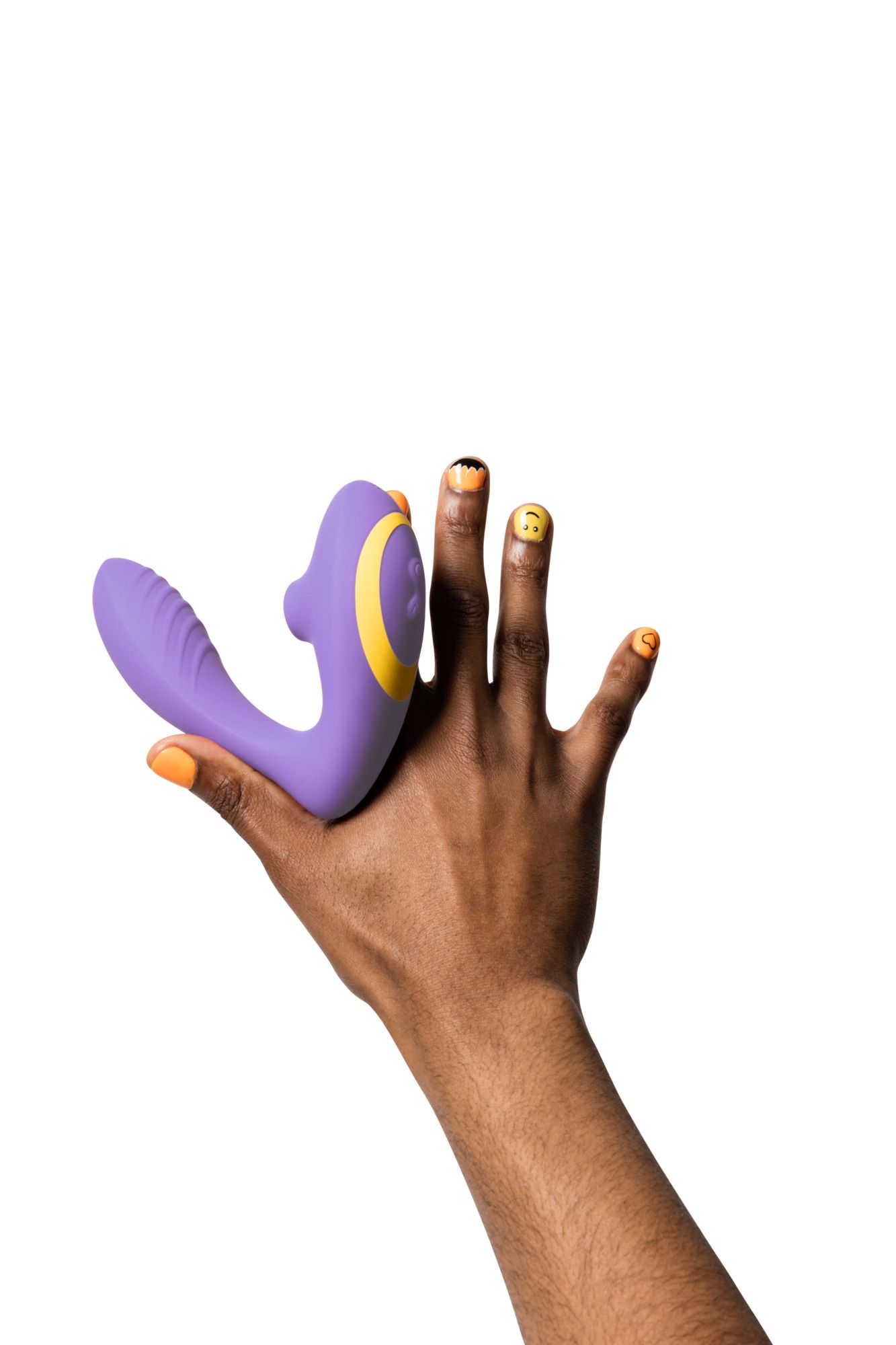 Una mano sostiene un juguete sexual morado con detalles amarillos. Las uñas tienen diseños de Halloween.