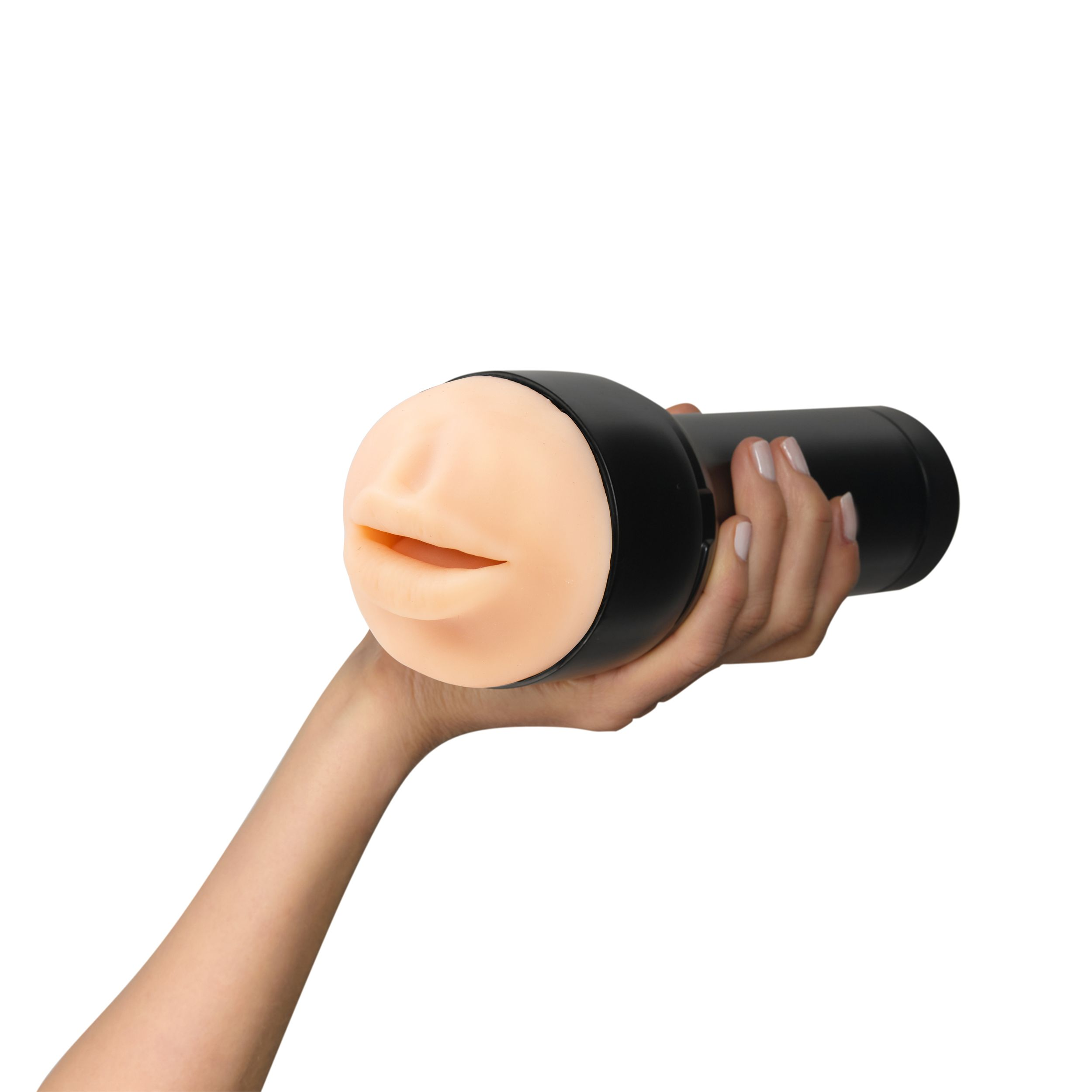 Una mano sostiene un juguete sexual negro y bronceado sobre un fondo blanco. El juguete tiene forma de boca.