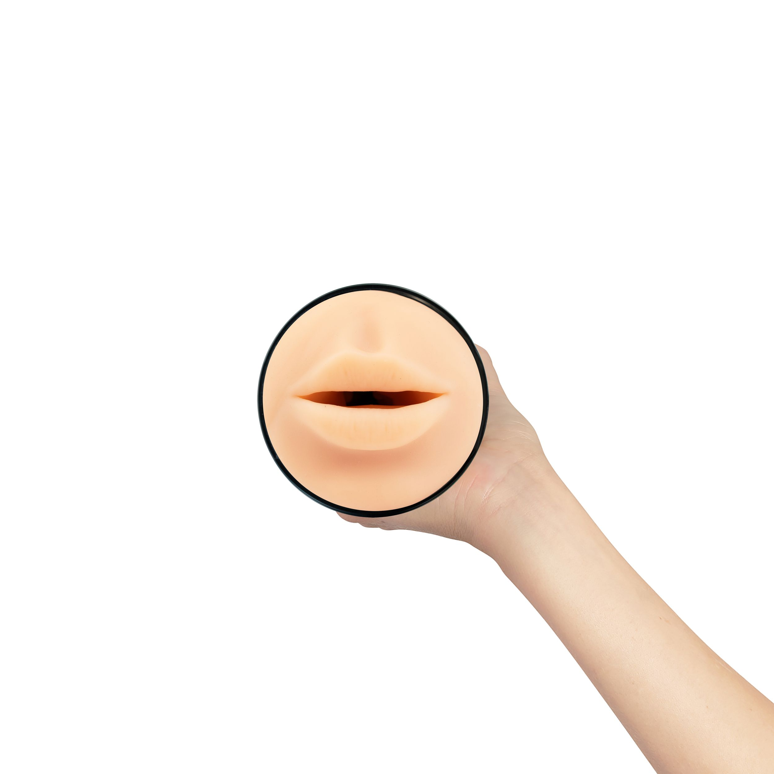 Una mano sostiene un juguete sexual color carne con borde negro sobre un fondo blanco.
