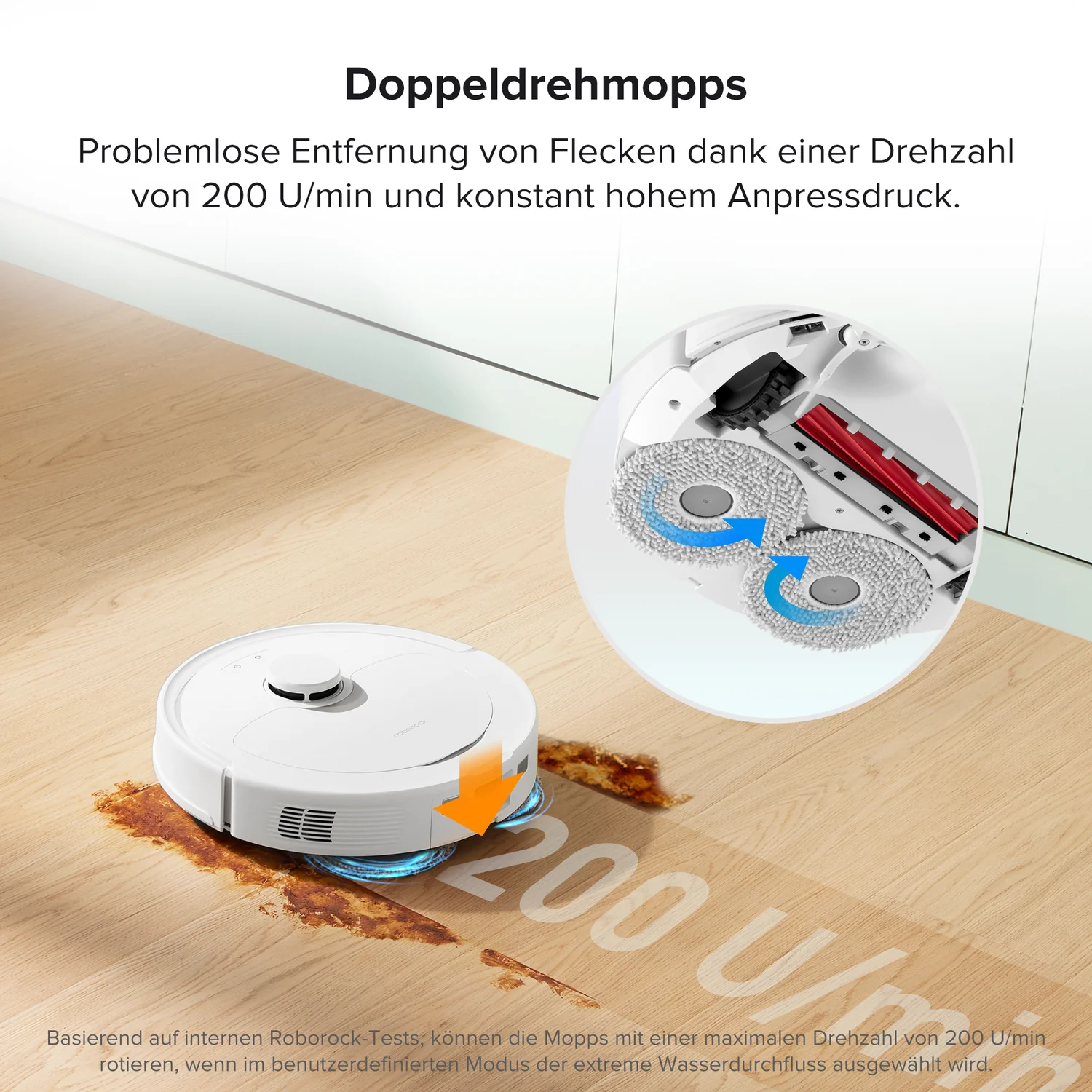 Ein weißer Roboter-Staubsauger reinigt einen braunen Fleck auf einem Holzboden. Das Bild zeigt die Reinigungsaktion.