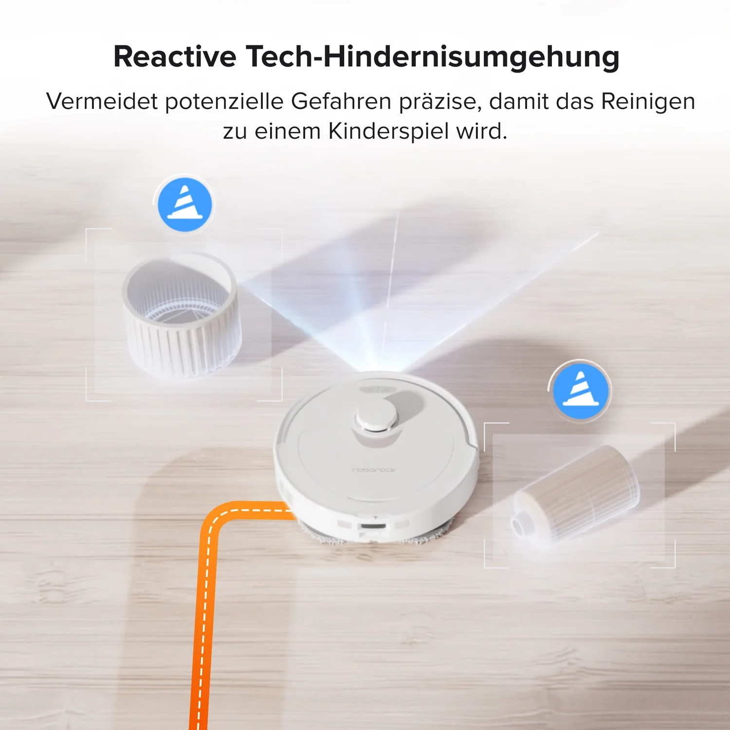Ein weißer Roboter-Staubsauger und seine Teile werden auf einem Holzboden mit blauem Verkehrskegel-Symbol gezeigt.
