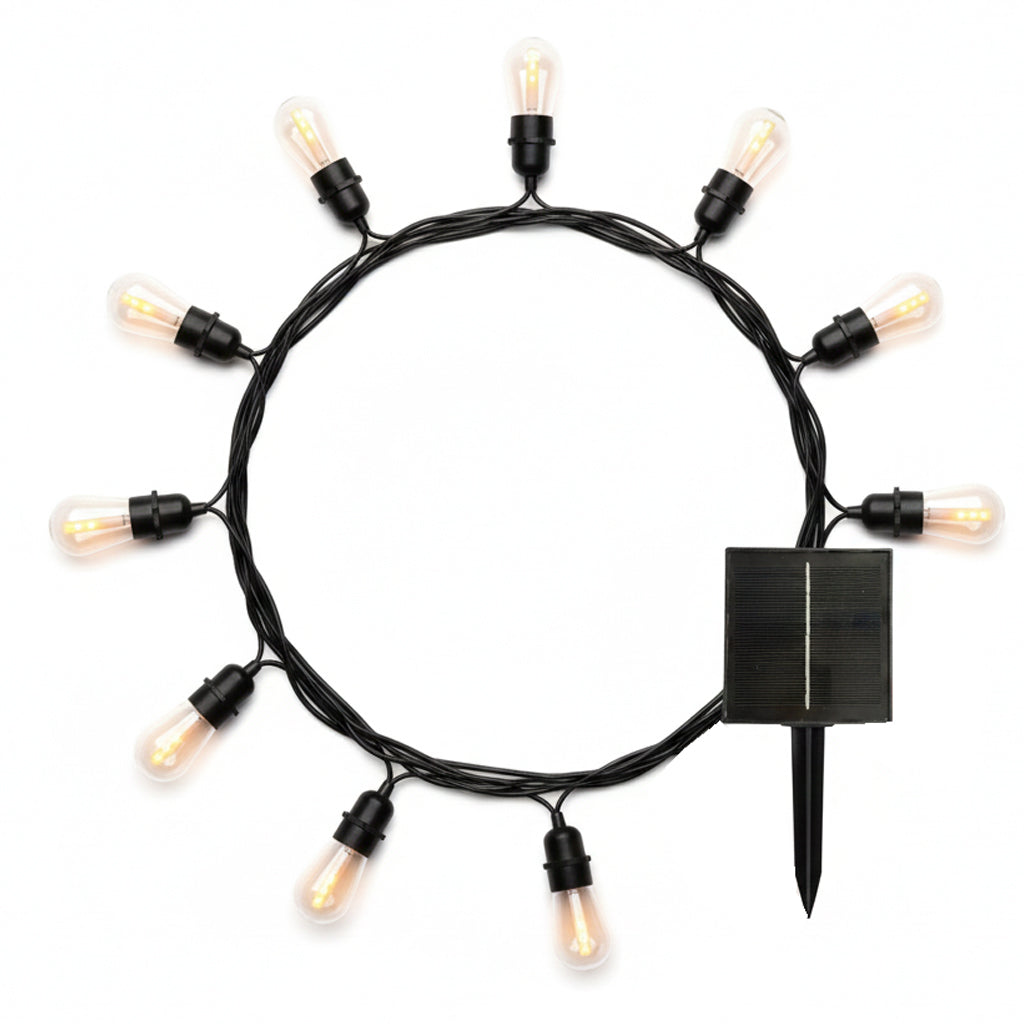 Lichterkette mit klaren Glühbirnen, schwarzem Draht und Solarpanel auf weißem Hintergrund. Die Glühbirnen sind beleuchtet.