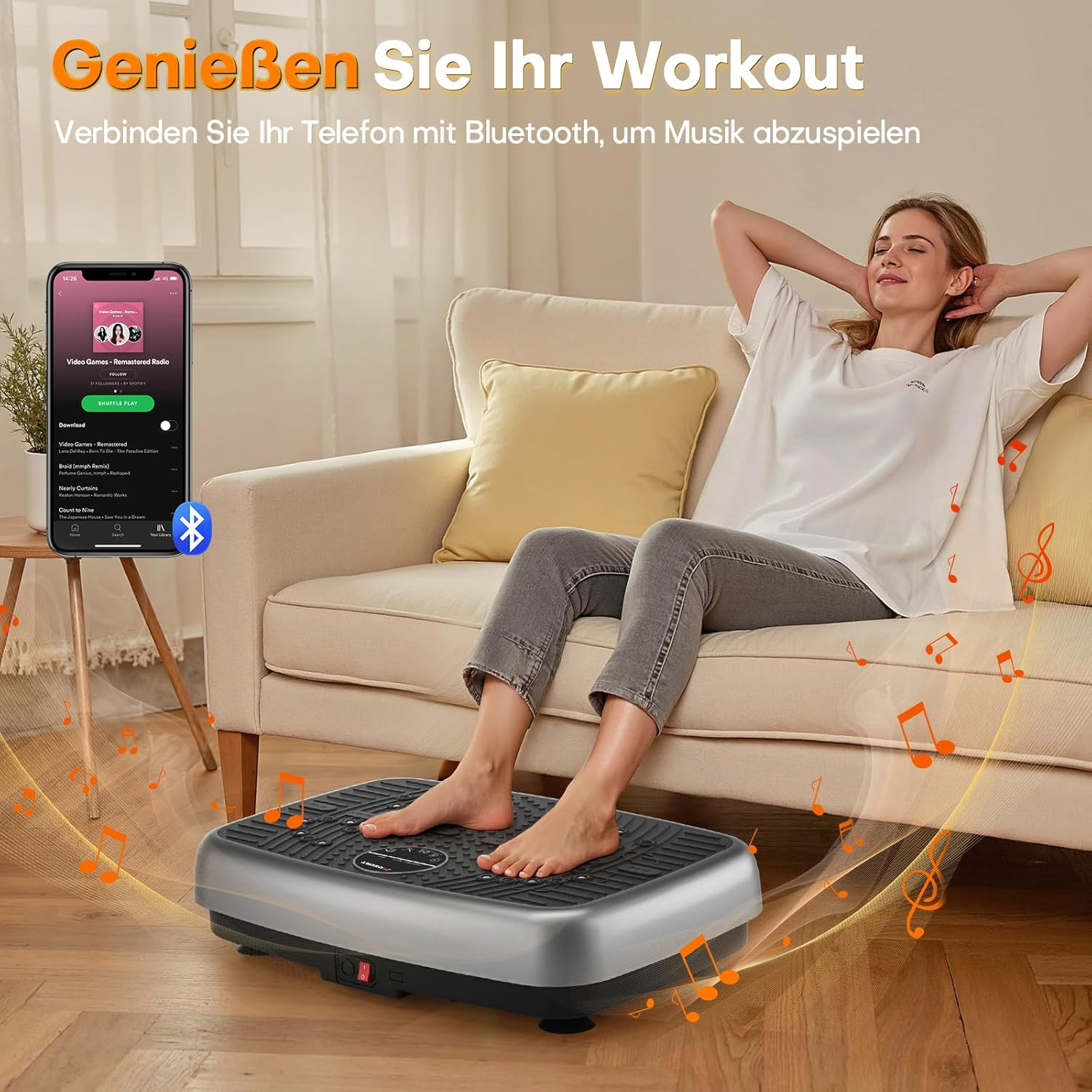 Eine Frau nutzt auf einem Sofa eine Vibrationsplatte, das Telefon zeigt Musik. Musiknoten sind überlagert. Text sagt 'Genießen Sie Ihr Workout'.
