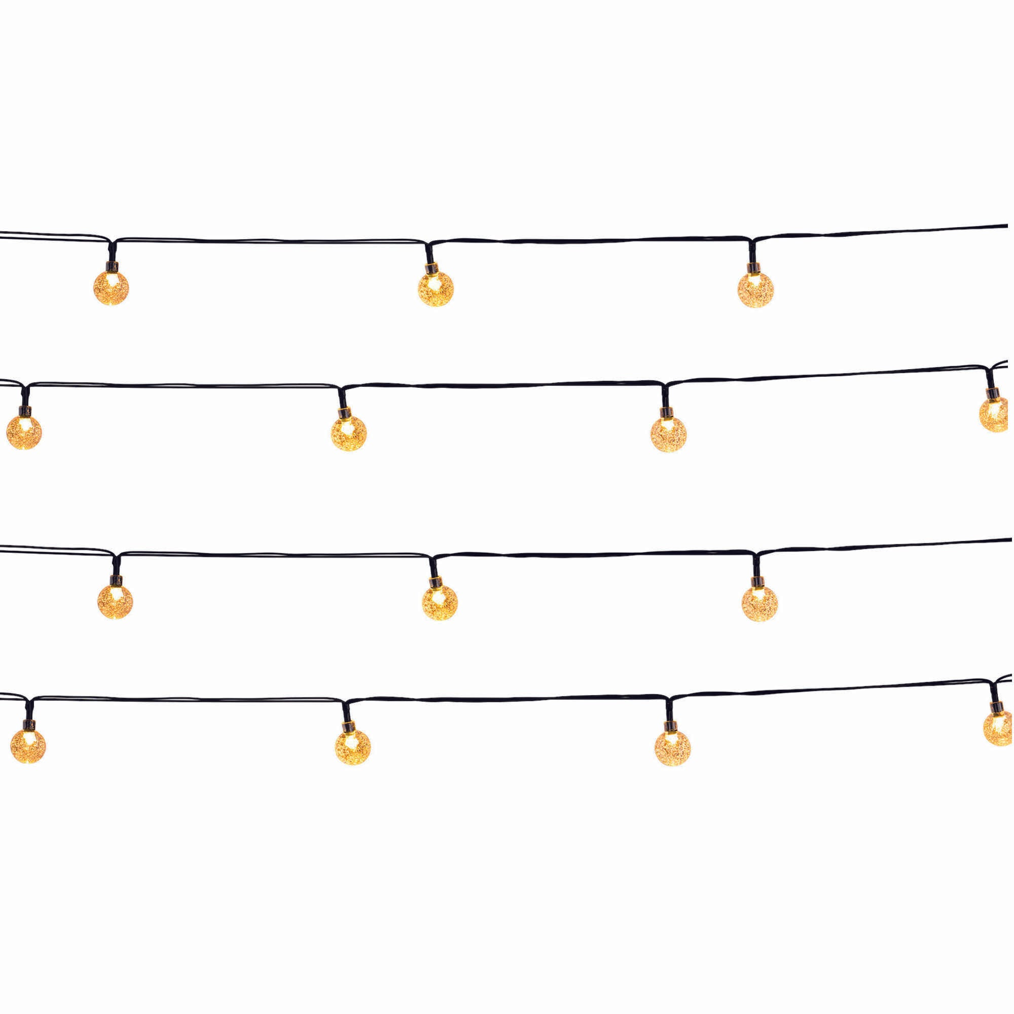 Lichterketten mit kleinen, runden, gelben Glühbirnen. Die Lichter hängen vor weißem Hintergrund.