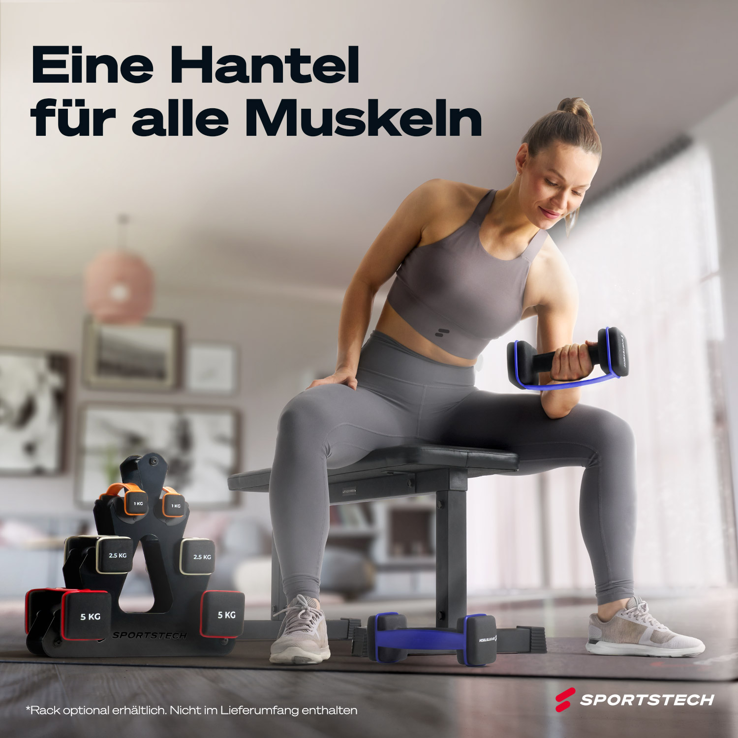 Frau, die eine Hantel hebt. Hantelständer mit Gewichten im Vordergrund. SportsTech-Logo unten rechts.