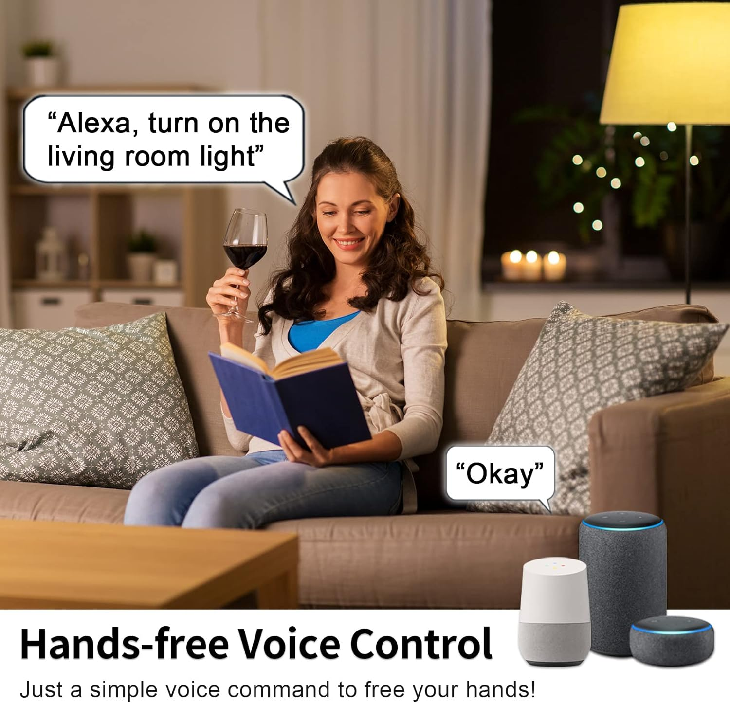Frau auf Couch mit Weinglas, liest Buch. Sprechblasen sagen 'Alexa, schalte das Wohnzimmerlicht ein' und 'Okay'.