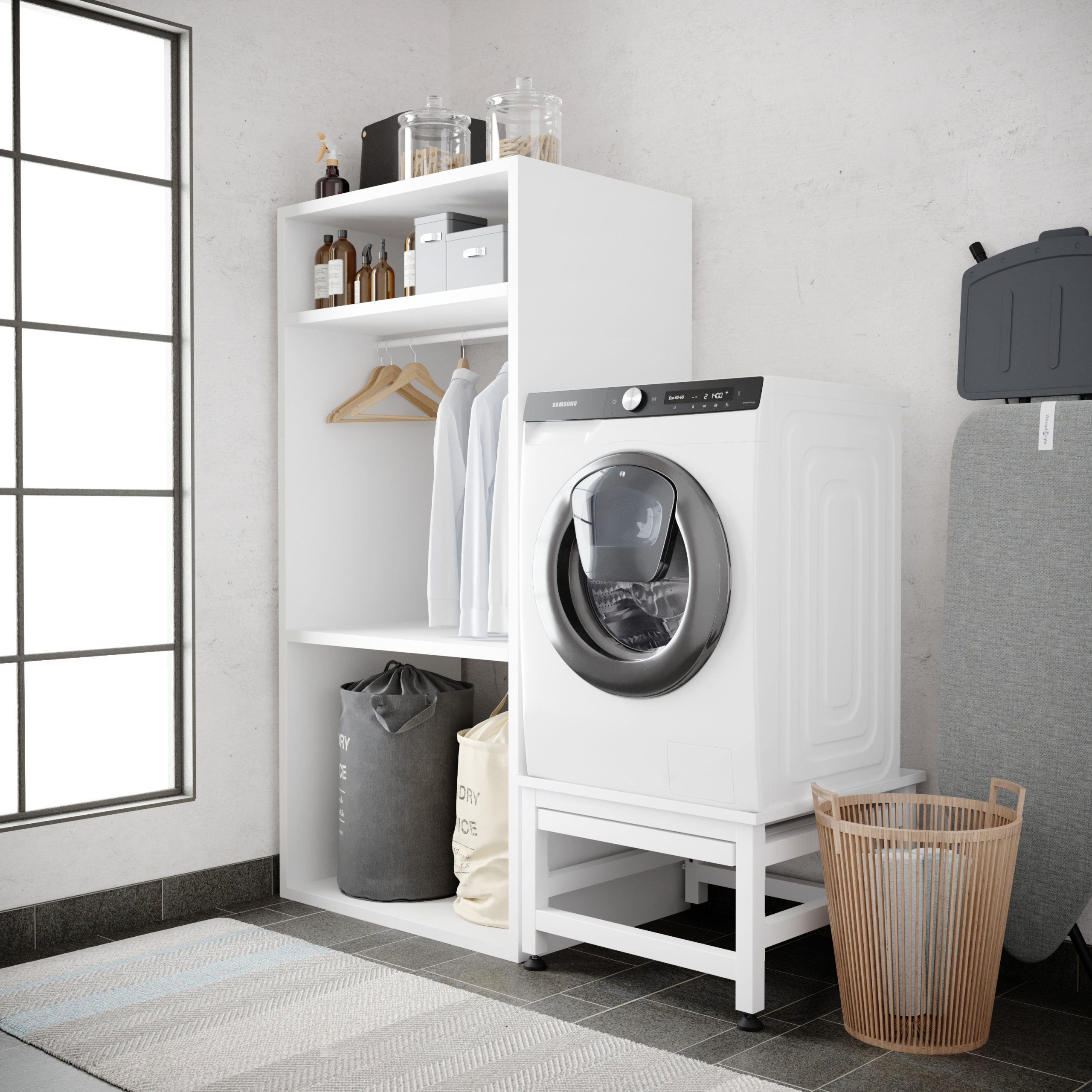Wasruimte met wasmachine, planken, kleding en een wasmand. Een raam aan de linkerkant.