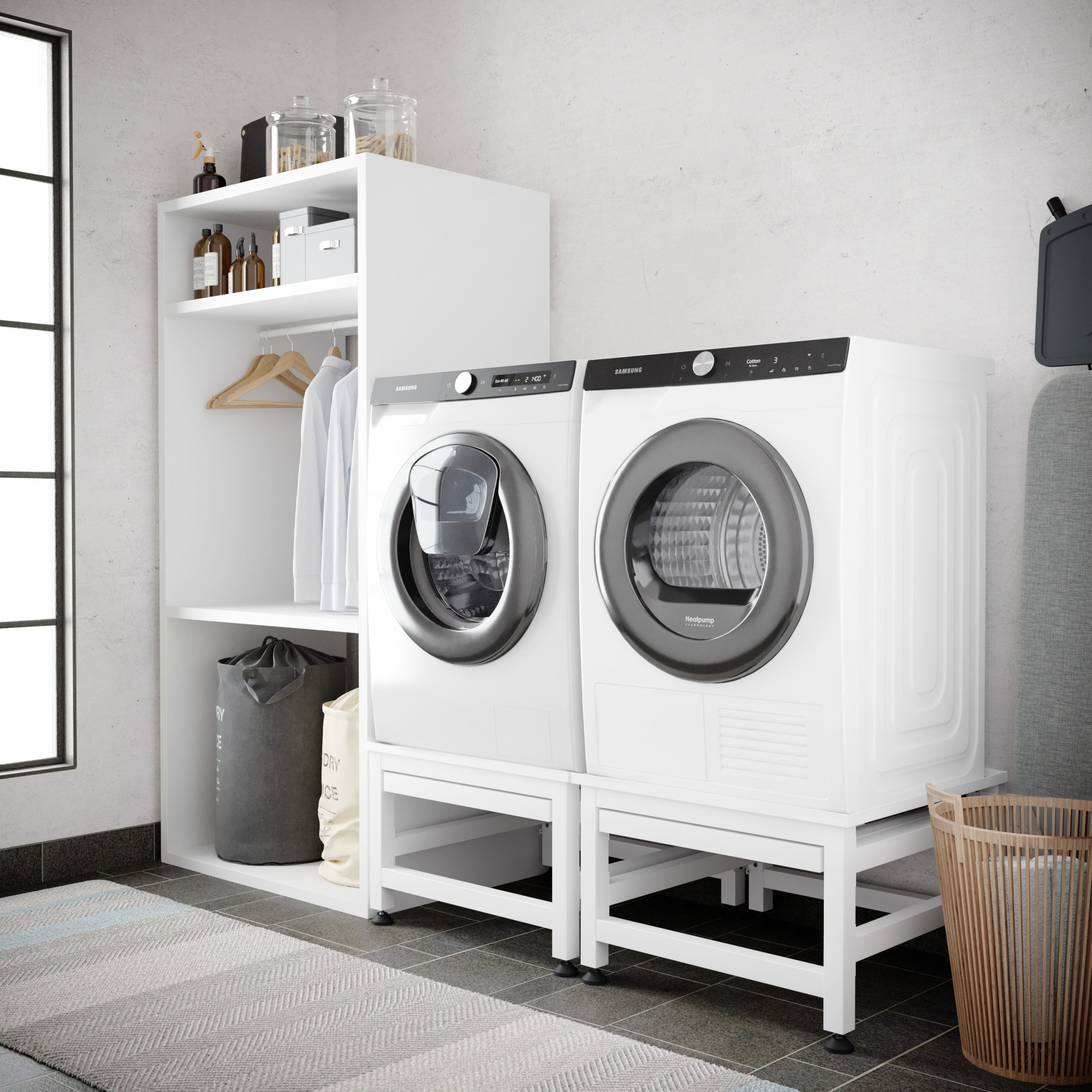 Een wasruimte met witte wasmachine en droger, planken en een wasmand. Er ligt een tapijt op de vloer.