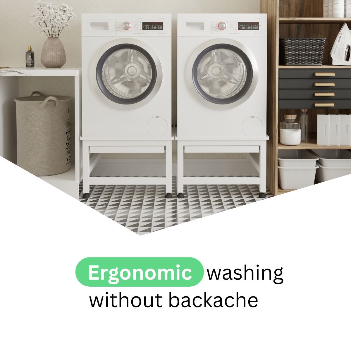 Twee witte wasmachines op standaards. Een vaas met bloemen, een wasmand en planken met lades zijn zichtbaar.