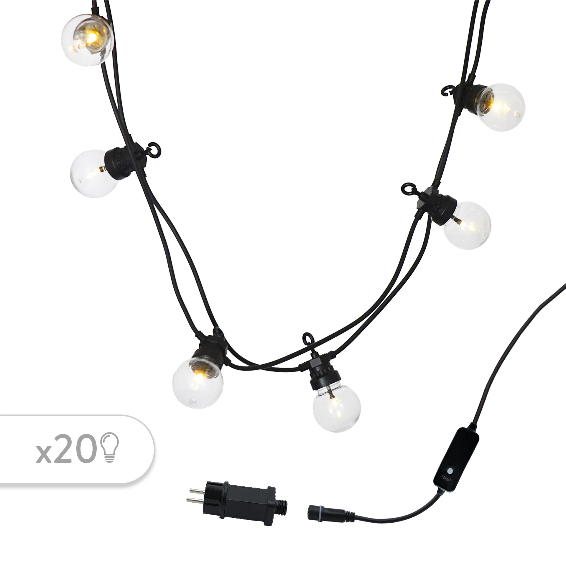 Lichterkette mit klaren Glühbirnen. Schwarze Drähte und Anschlüsse. Die Lichter sind an und eingesteckt. Weißer Hintergrund.