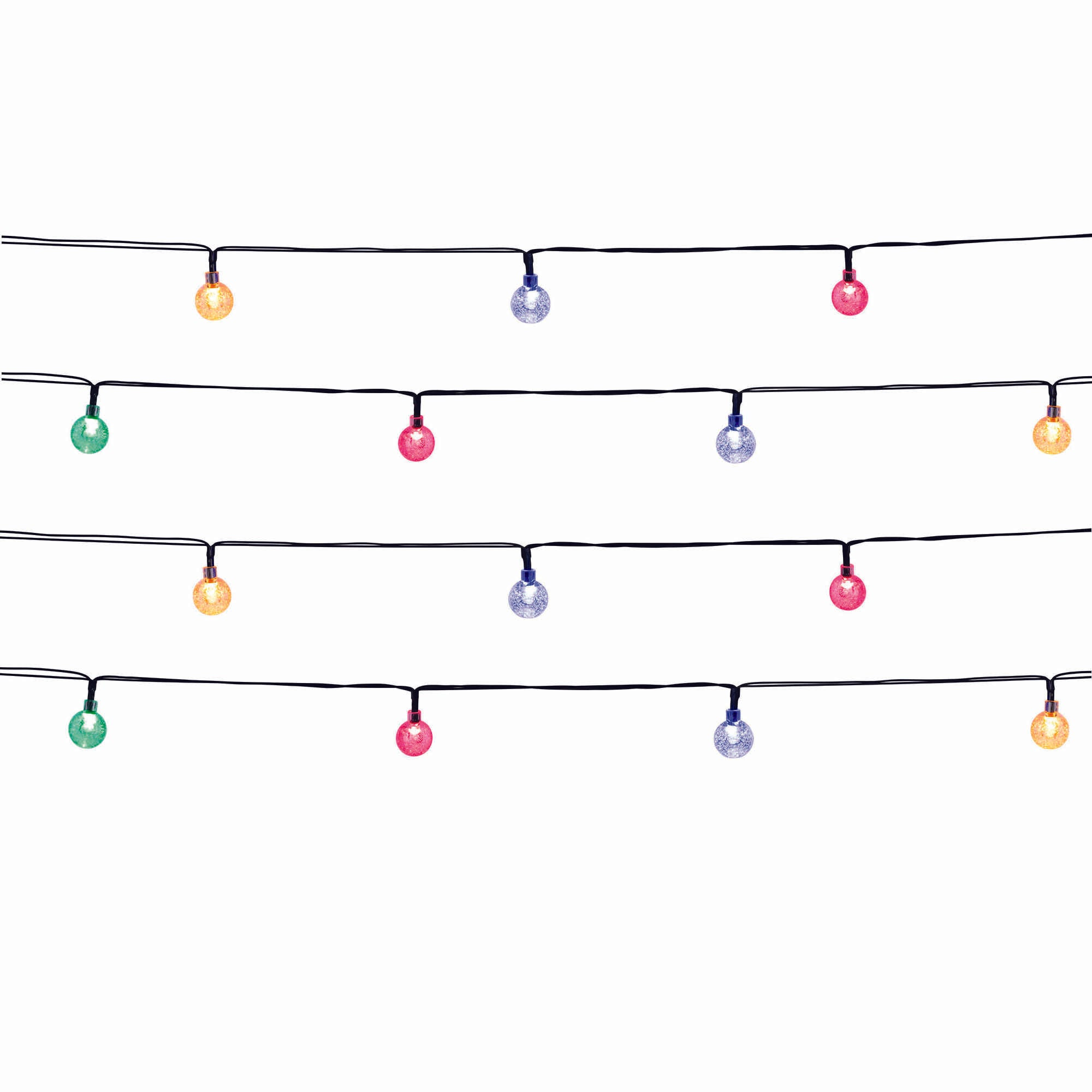 Lichterkette mit bunten Glühbirnen an schwarzen Drähten, horizontal angeordnet vor weißem Hintergrund.