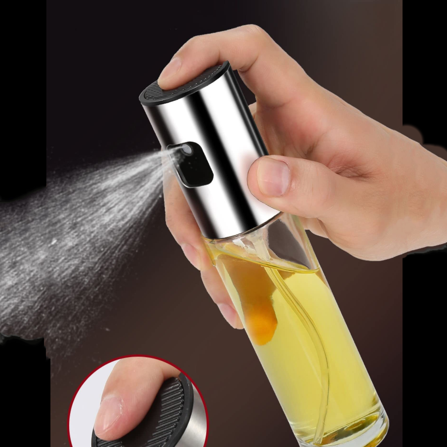 Hand hält einen Glasölsprüher und gibt Öl ab. Der Sprüher ist silber und schwarz, mit einer gelben Flüssigkeit darin.