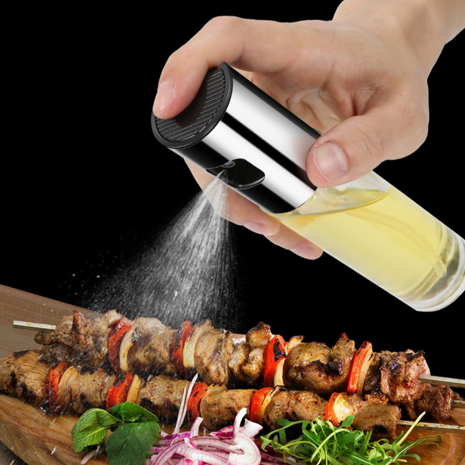 Eine Hand sprüht Öl auf Kebabs. Die Kebabs sind auf Spießen, mit Fleisch, Gemüse und Kräutern. Schwarzer Hintergrund.