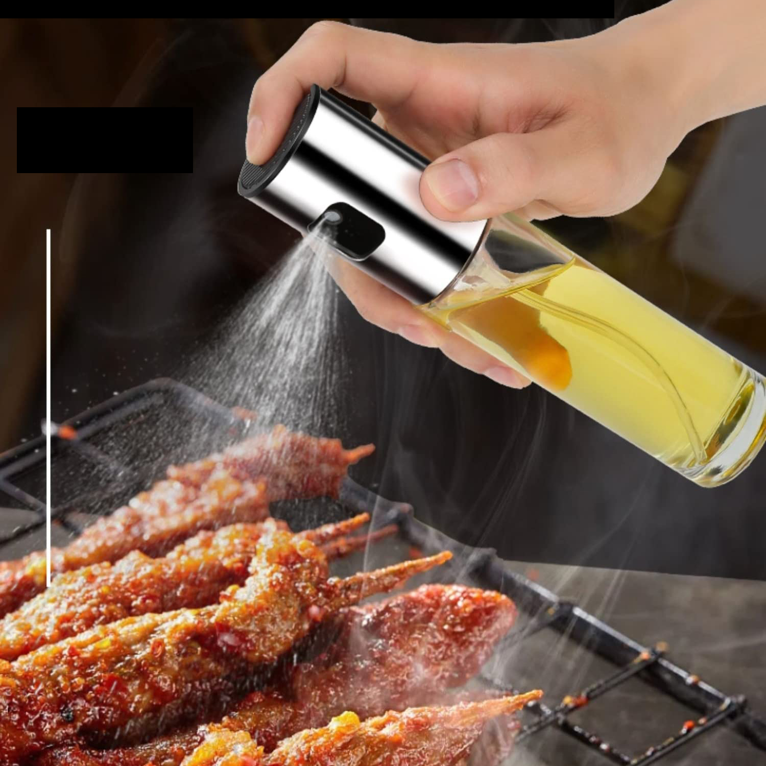Hand sprüht Öl aus einer Flasche auf gegrillte Spieße. Die Flasche ist silberfarben und die Spieße sind gewürzt.