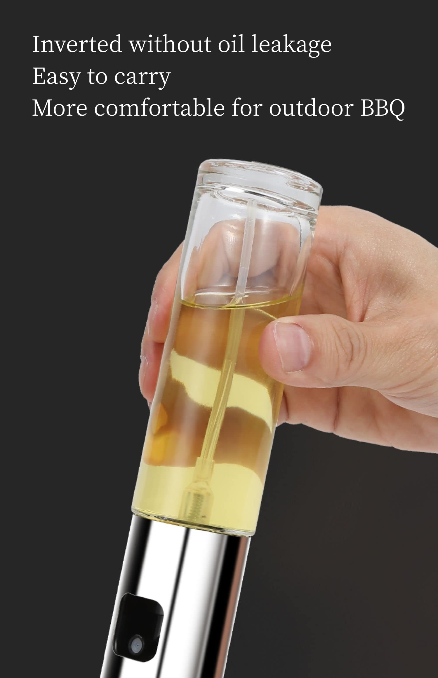 Eine Hand hält einen transparenten Ölsprüher mit gelber Flüssigkeit, vor einem dunkelgrauen Hintergrund. Text oben.