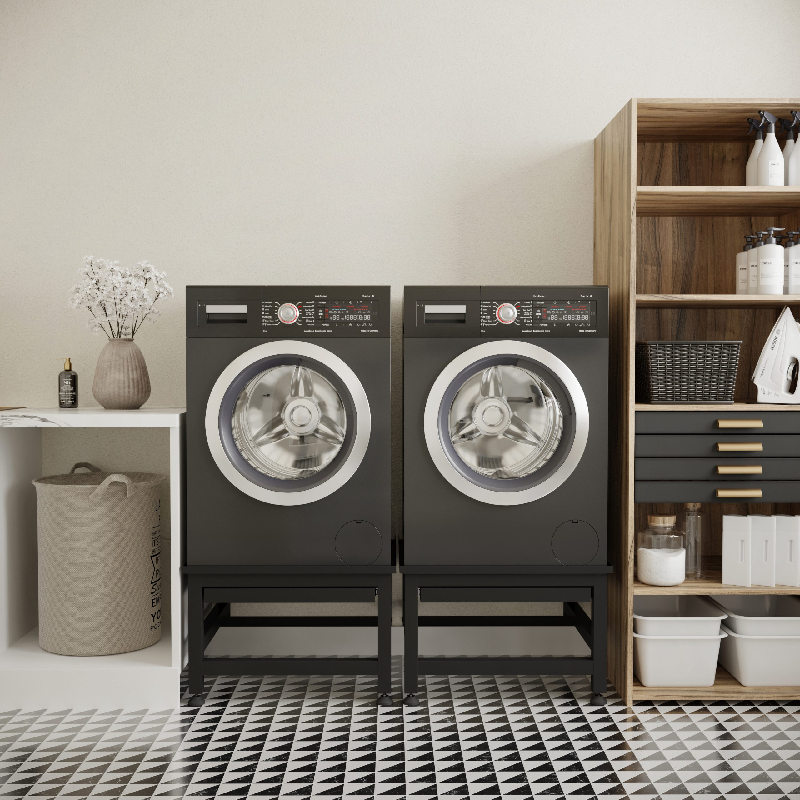 Wasruimte met twee wasmachines, een houten kast en een patroonvloer. Er is een vaas met bloemen.