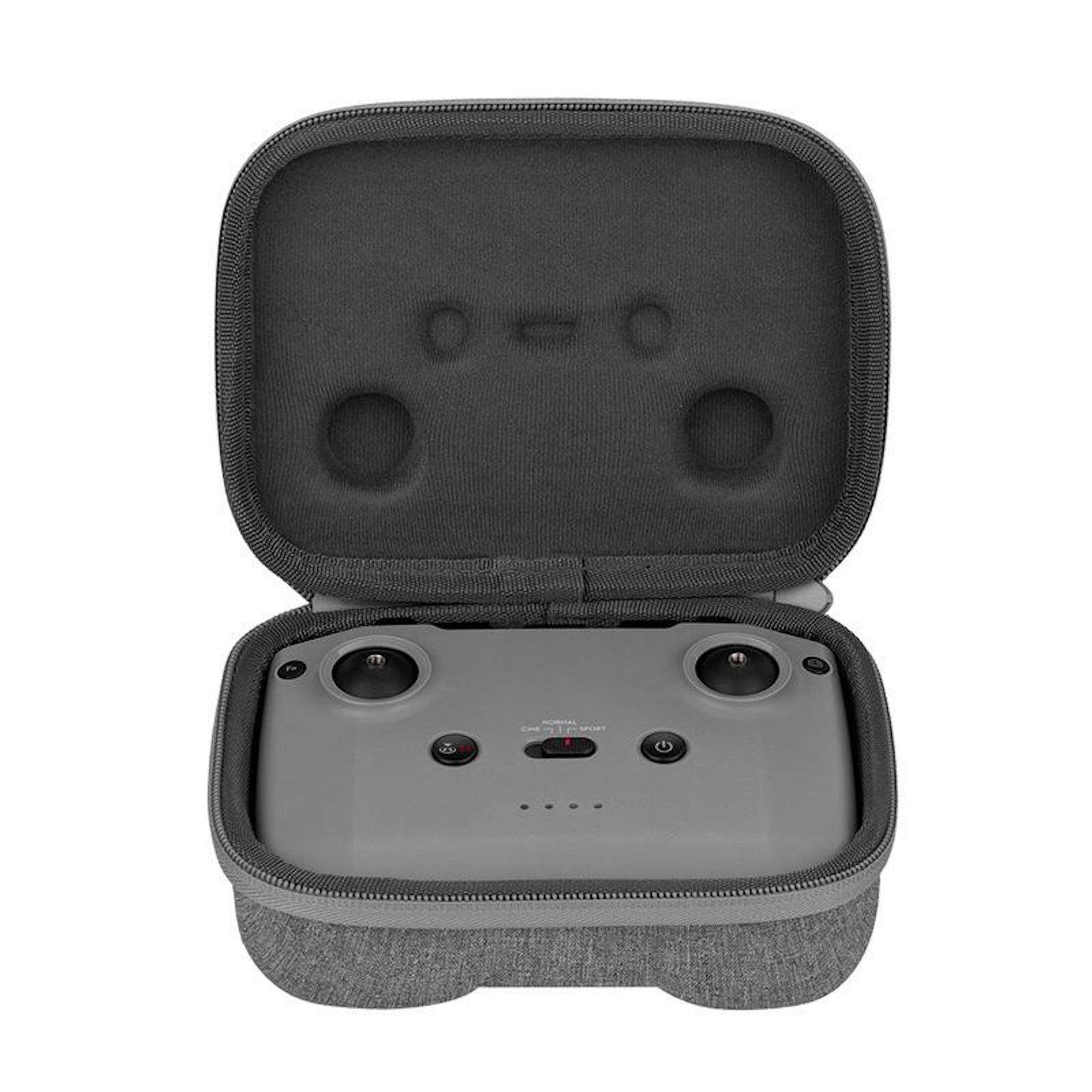 Ein grauer Drohnen-Controller liegt in einem offenen grauen Koffer. Der Koffer hat einen Reißverschluss. Der Controller hat Knöpfe und Lichter.