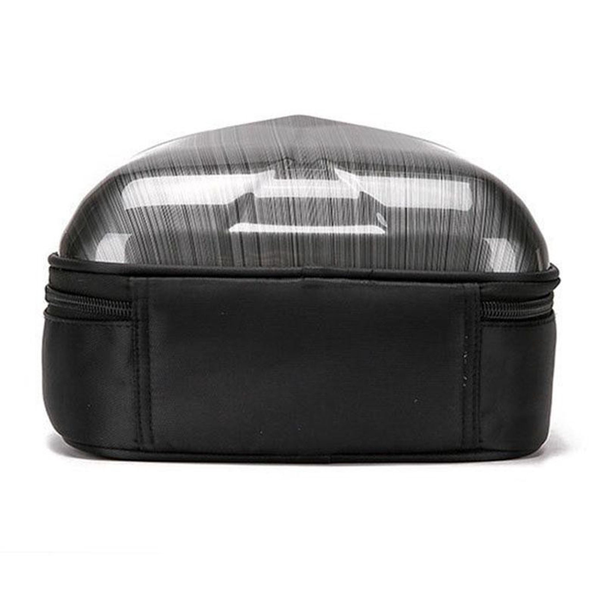 Eine schwarze Tasche mit durchsichtigem, gemustertem Oberteil. Sie hat einen Reißverschluss und steht auf weißem Hintergrund.