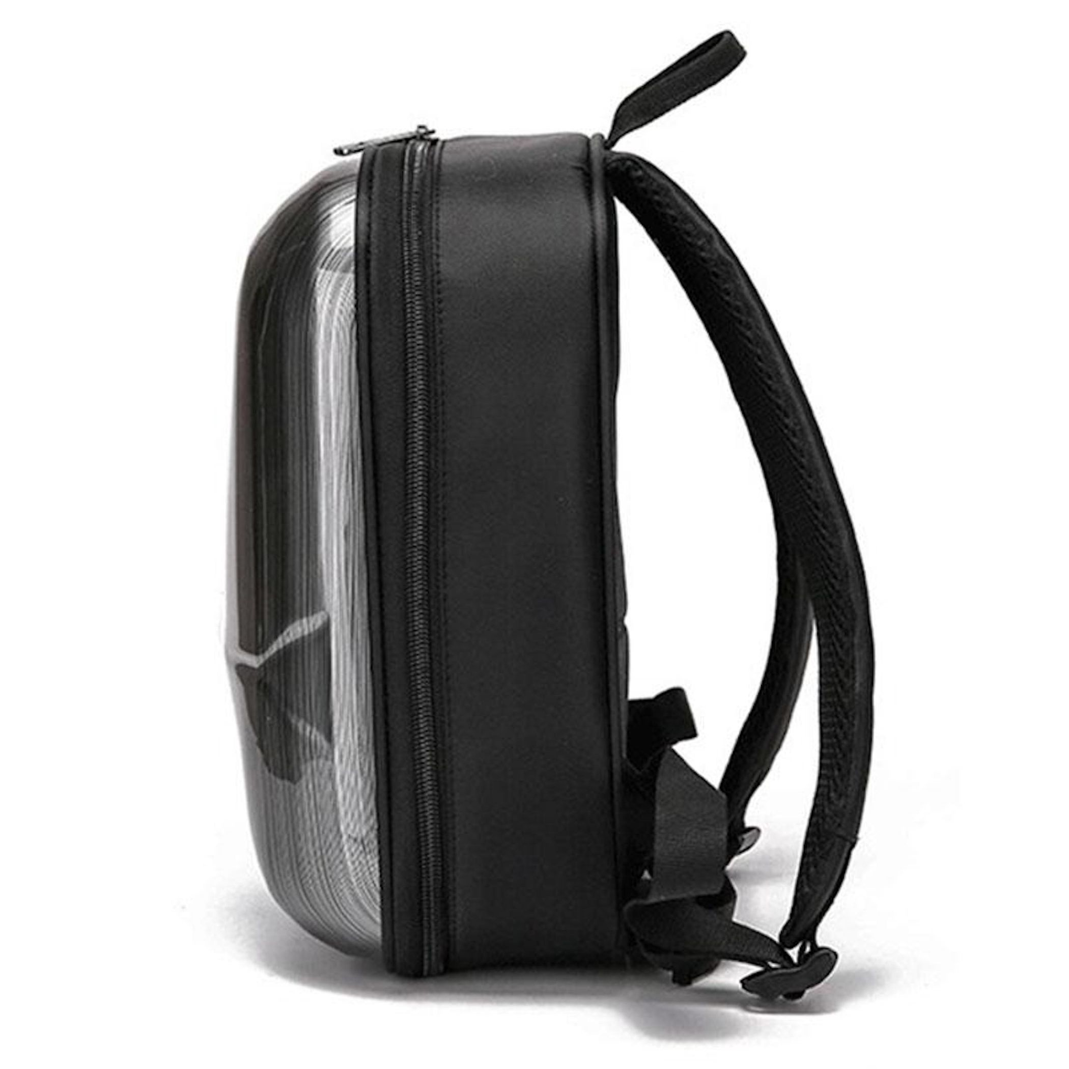 Ein schwarzer Rucksack mit klarer, reflektierender Vorderseite. Er hat einen Reißverschluss, Träger und einen Griff. Der Hintergrund ist weiß.