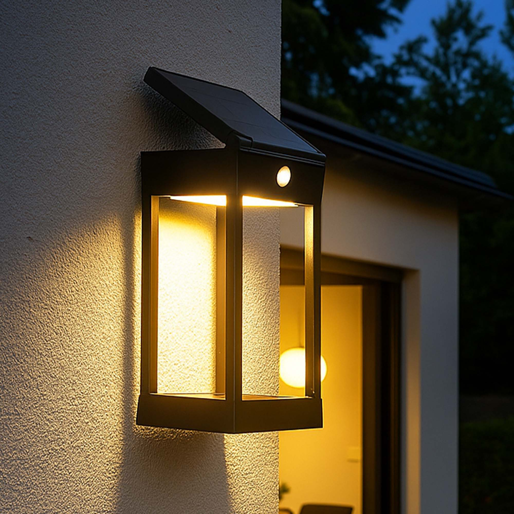 Eine schwarze Außenwandleuchte mit Solarpanel an einer strukturierten Wand. Die Lampe leuchtet und gibt ein warmes Licht ab.