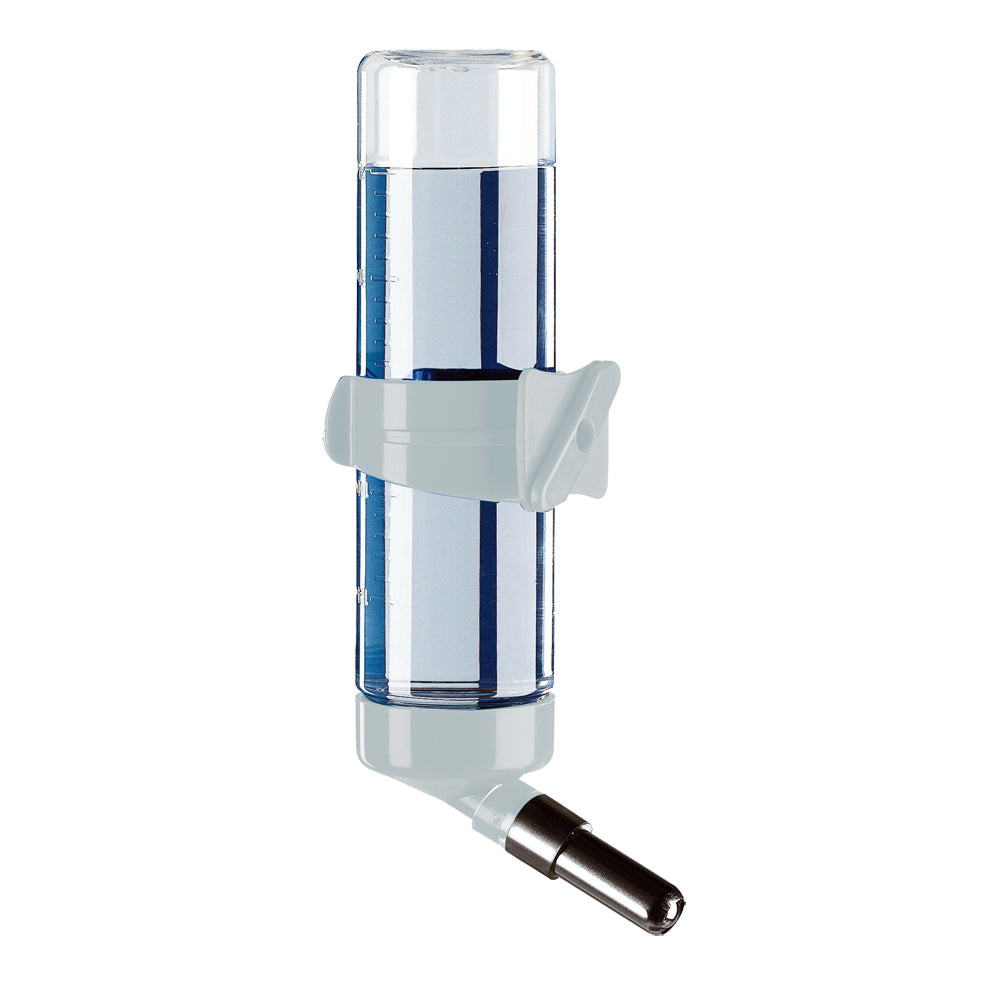 Una botella de agua transparente con un soporte de plástico gris y una boquilla de metal. La botella está llena de agua y tiene marcas de medición.