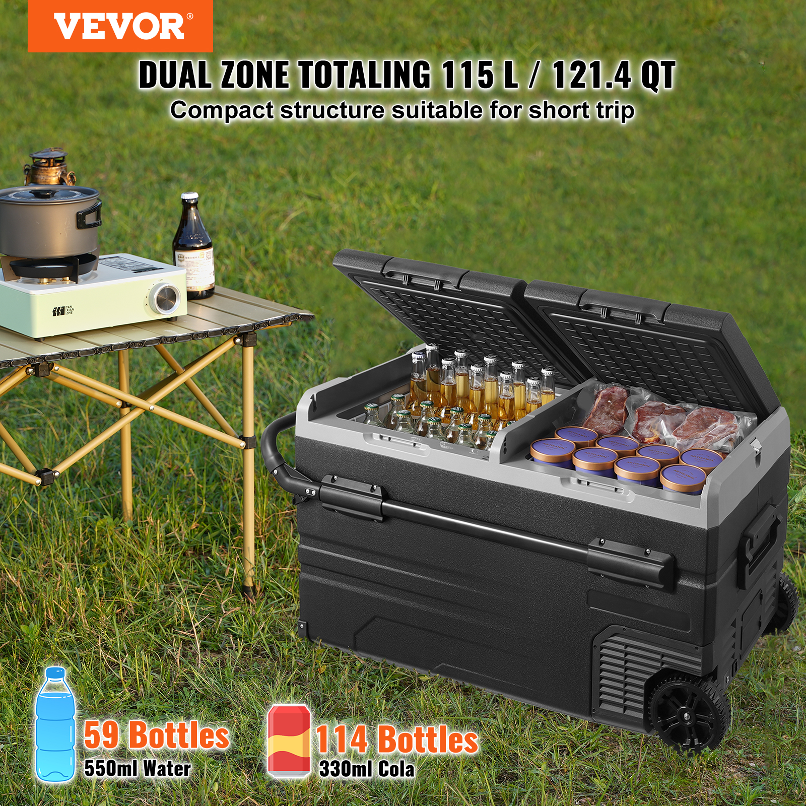 Ein Kühler mit Getränken, Essen und einem Campingkocher auf einem Tisch im Gras. Text: Dual Zone, 115L. 59 Flaschen Wasser, 114 Cola.