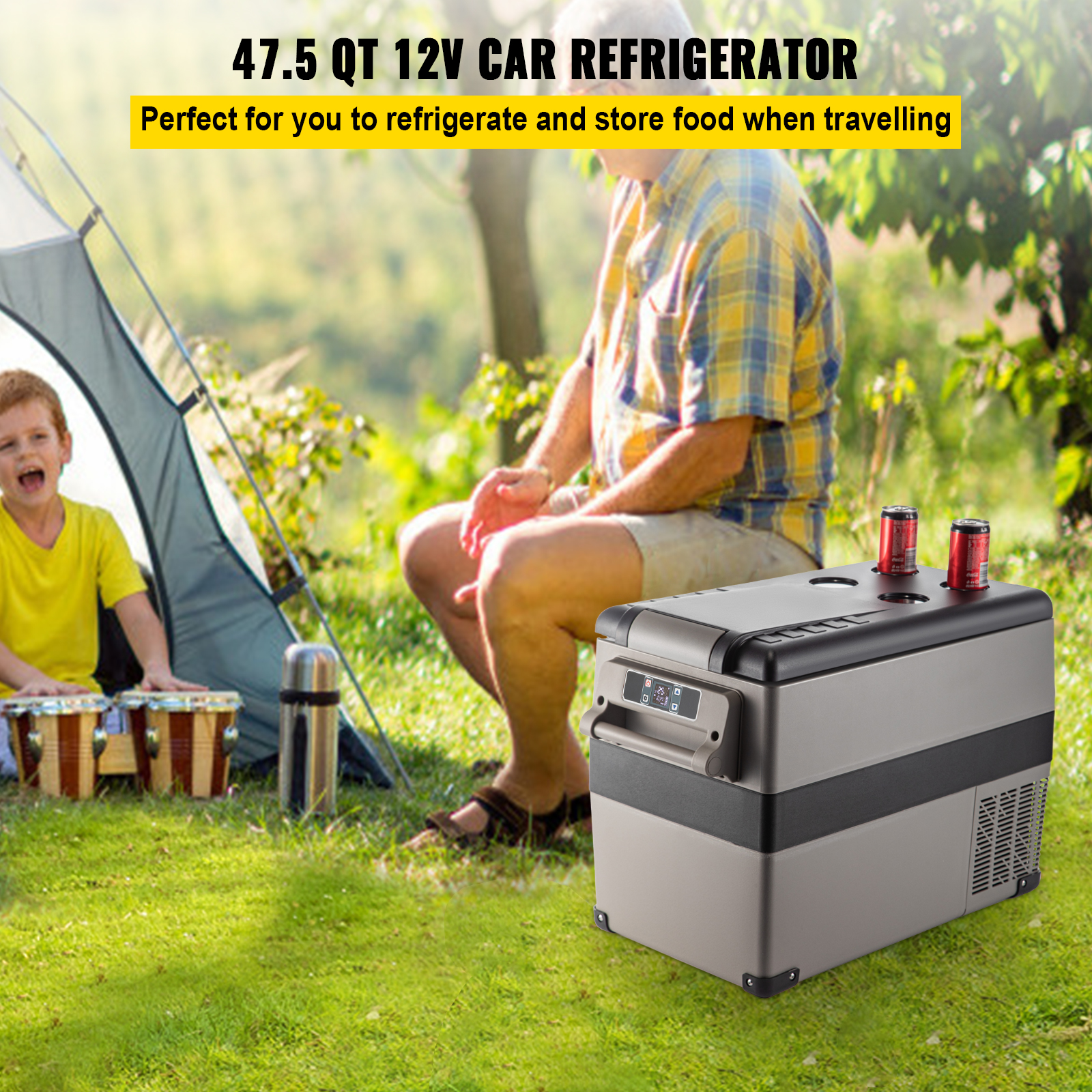 Una escena de camping con una nevera. Un niño toca la batería y un hombre está sentado cerca. El texto dice '47.5 QT 12V CAR REFRIGERATOR'.