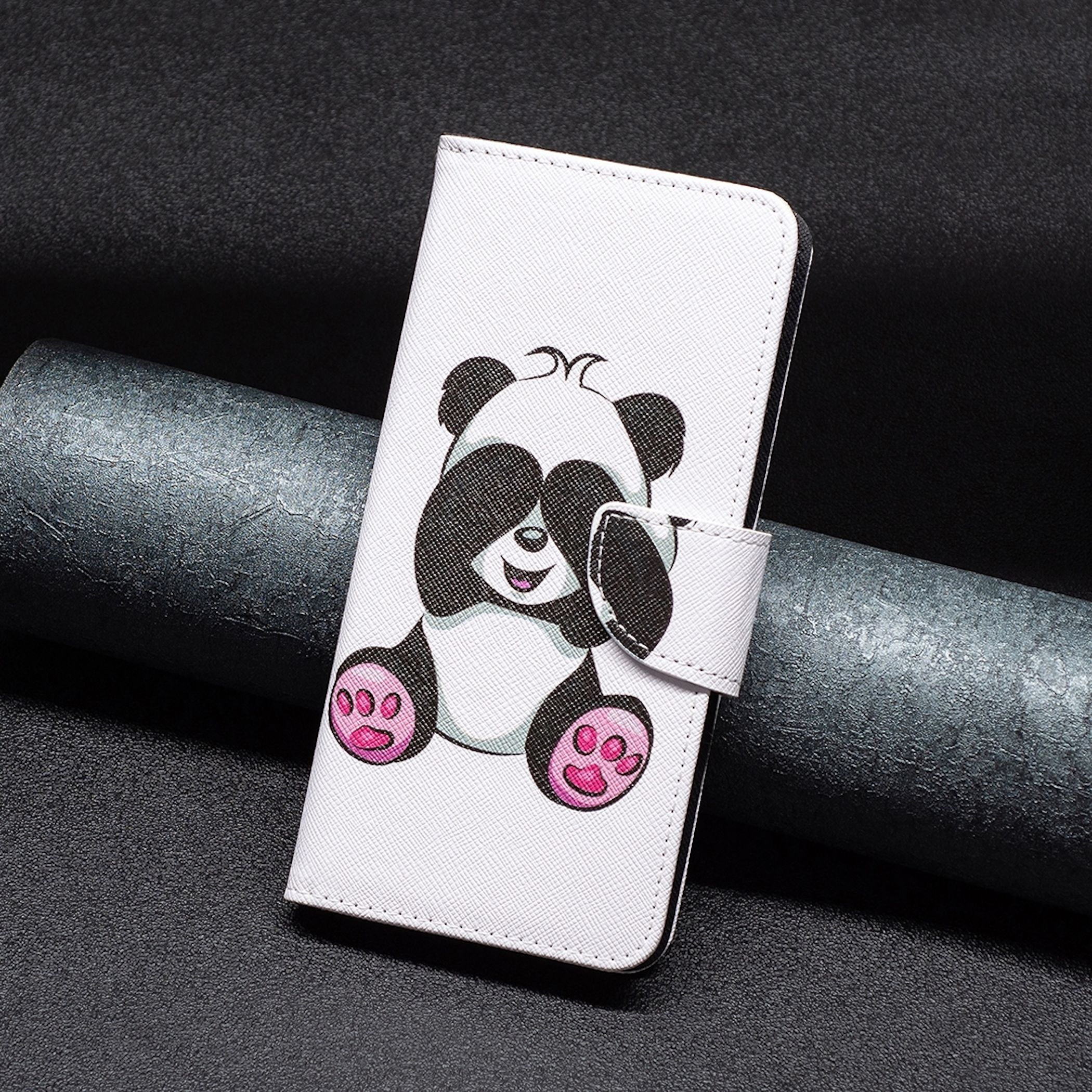 Eine weiße Handyhülle mit Pandadesign. Der Panda bedeckt seine Augen. Rosa Pfoten sind sichtbar.